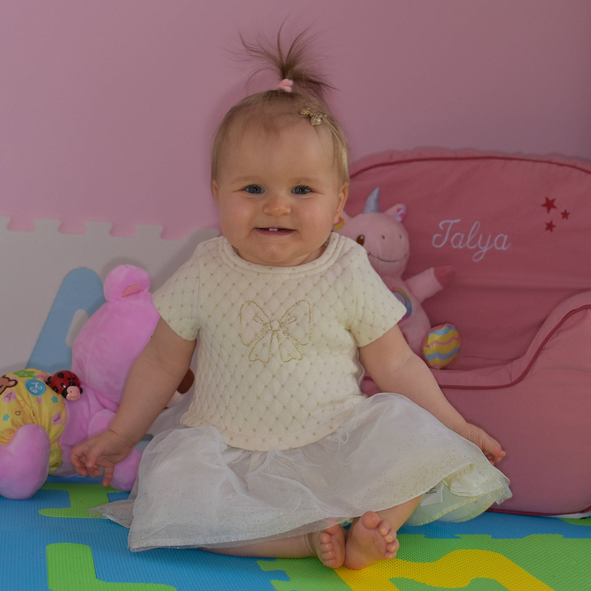 Talya participe au concours pour gagner de l'argent avec cette photo : baby, baby_products, baby_toddler_clothing, child, face, fashion_accessory, fun, happy, headband, headpiece, joy, magenta, pattern, person, pink, purple, sitting, skin, sleeve, smile
