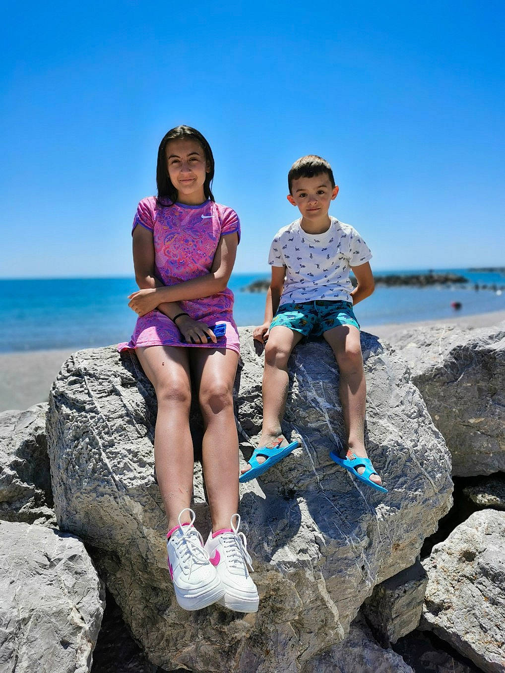 Louanne a rejoint le concours — aidez-le/la à gagner de superbes lots ! beach, child, coast, family, friendship, fun, holiday, joy, leg, leisure, ocean, people, person, recreation, rock, sand, sea, sitting, summer, tourism