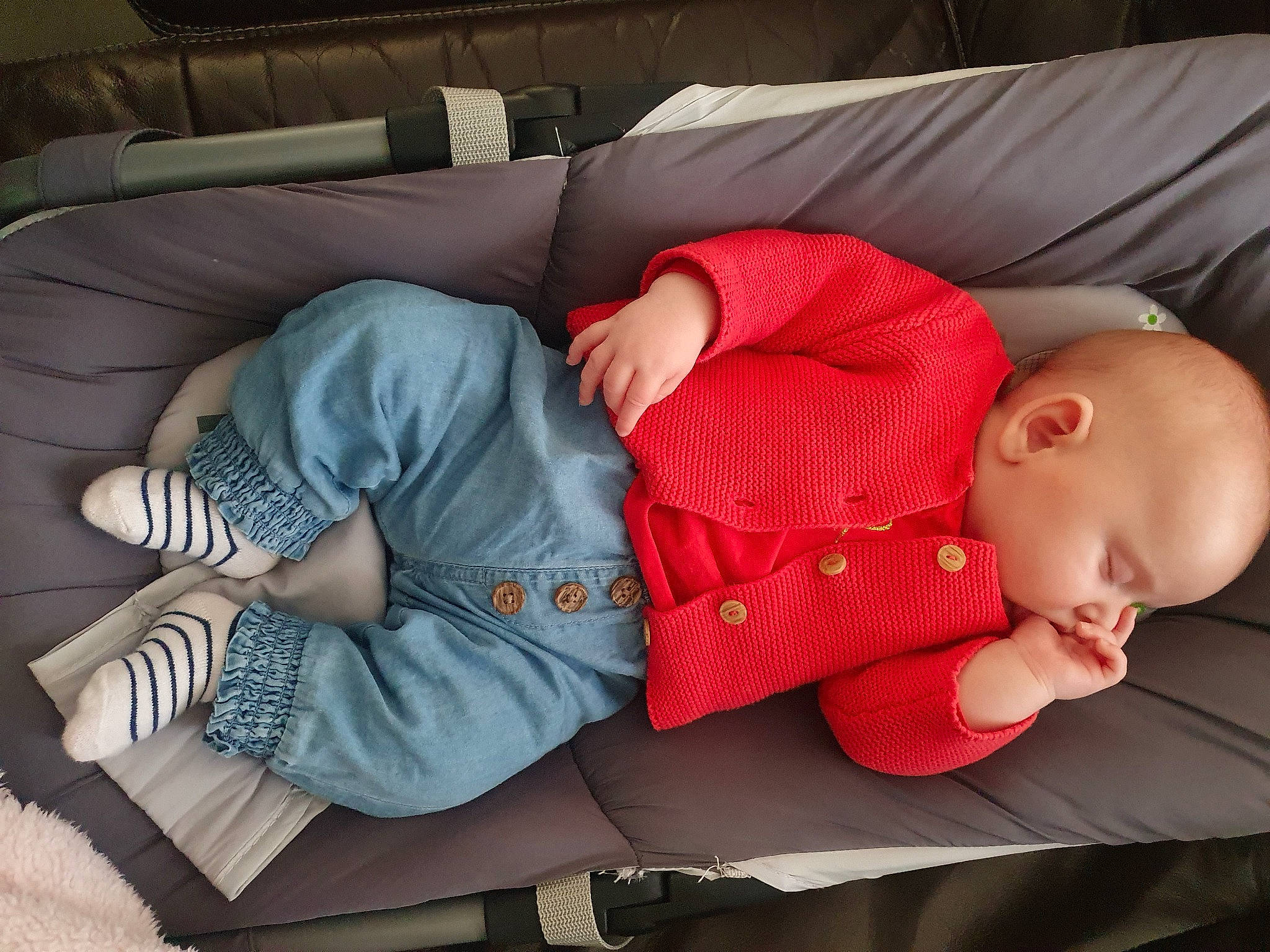 Lucy participe au concours pour gagner de l'argent avec cette photo : baby, baby_products, baby_sleeping, baby_toddler_clothing, child, comfort, couch, hand, human_leg, knee, lap, leg, linens, nap, person, room, sitting, sleeve, sock, thigh