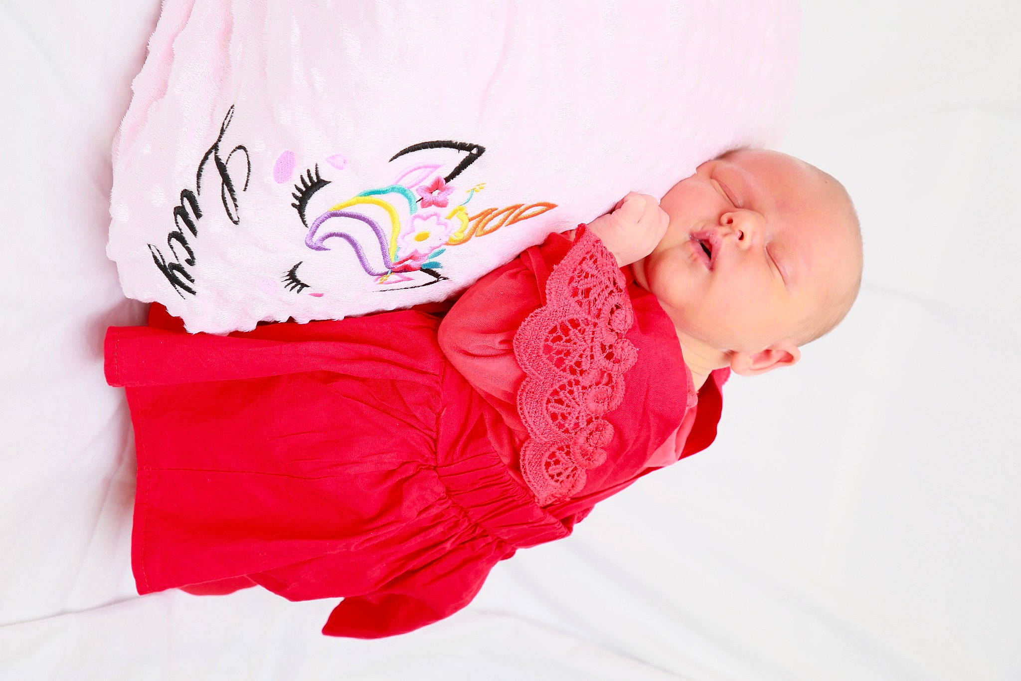 Lucy participe au concours pour gagner de l'argent avec cette photo : baby, baby_products, baby_sleeping, baby_toddler_clothing, child, comfort, fashion_accessory, finger, font, hand, happy, headgear, human_body, linens, magenta, pattern, person, pink, skin, sleeve