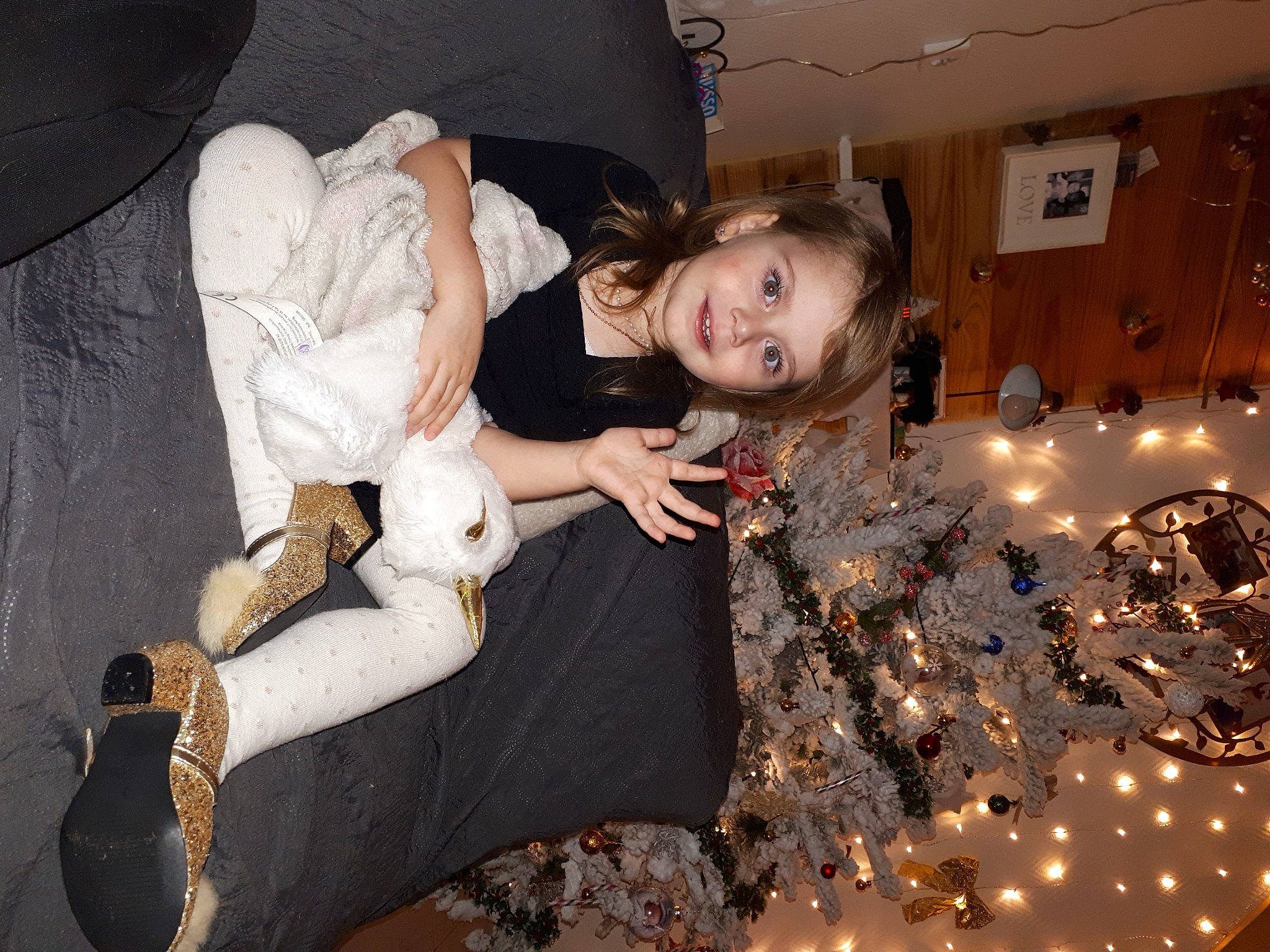 Mya participe au concours pour gagner de l'argent avec cette photo : beauty, christmas_decoration, christmas_ornament, event, fashion, flash_photography, fun, happy, holiday, human, human_body, joy, lap, leg, ornament, party_supply, person, room, textile, thigh