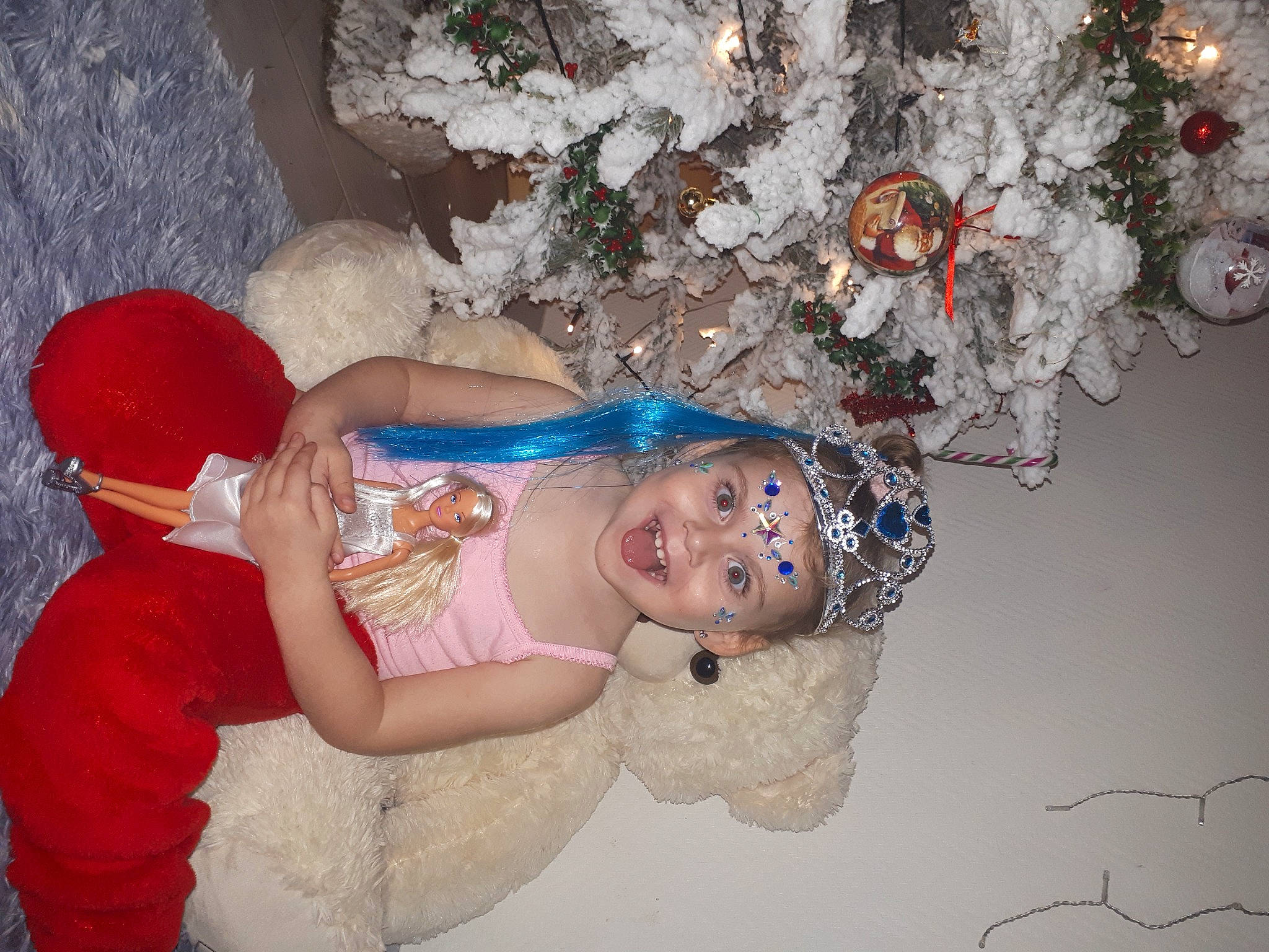 Mya participe au concours pour gagner de l'argent avec cette photo : baby, baby_toddler_clothing, child, costume, cut_flowers, event, fashion_accessory, floral_design, flower_arranging, fun, hair_accessory, happy, headgear, headpiece, headwear, jewellery, ornament, person, textile, toddler