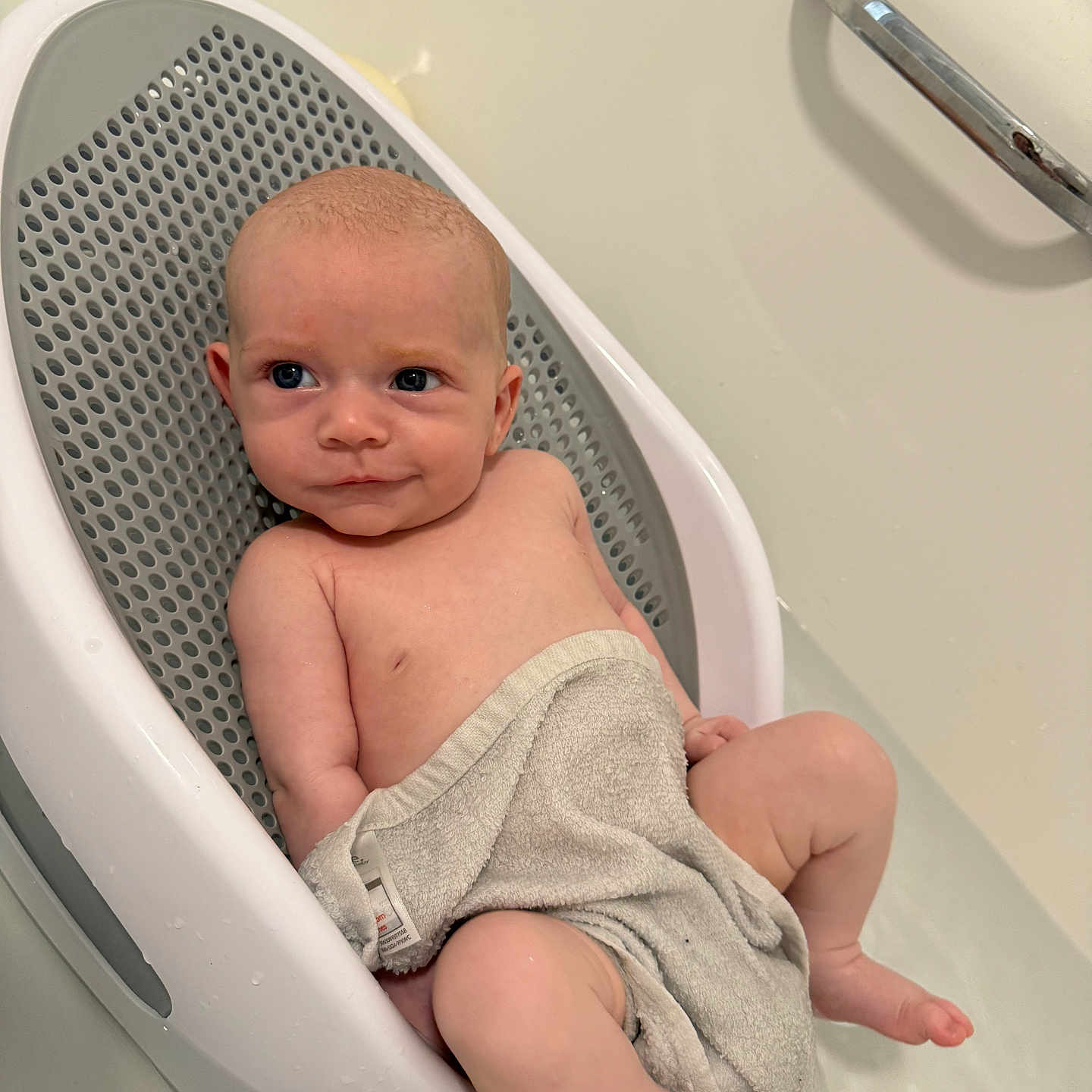 Onnie-Clay is registered to the contest to win money with this photo: baby, baby_seat, barefoot, bath_time, bathroom, bathtub, child, cute, domestic, face, head, indoor, infant, relaxing, sitting, skin, smile, towel, water, young_child
