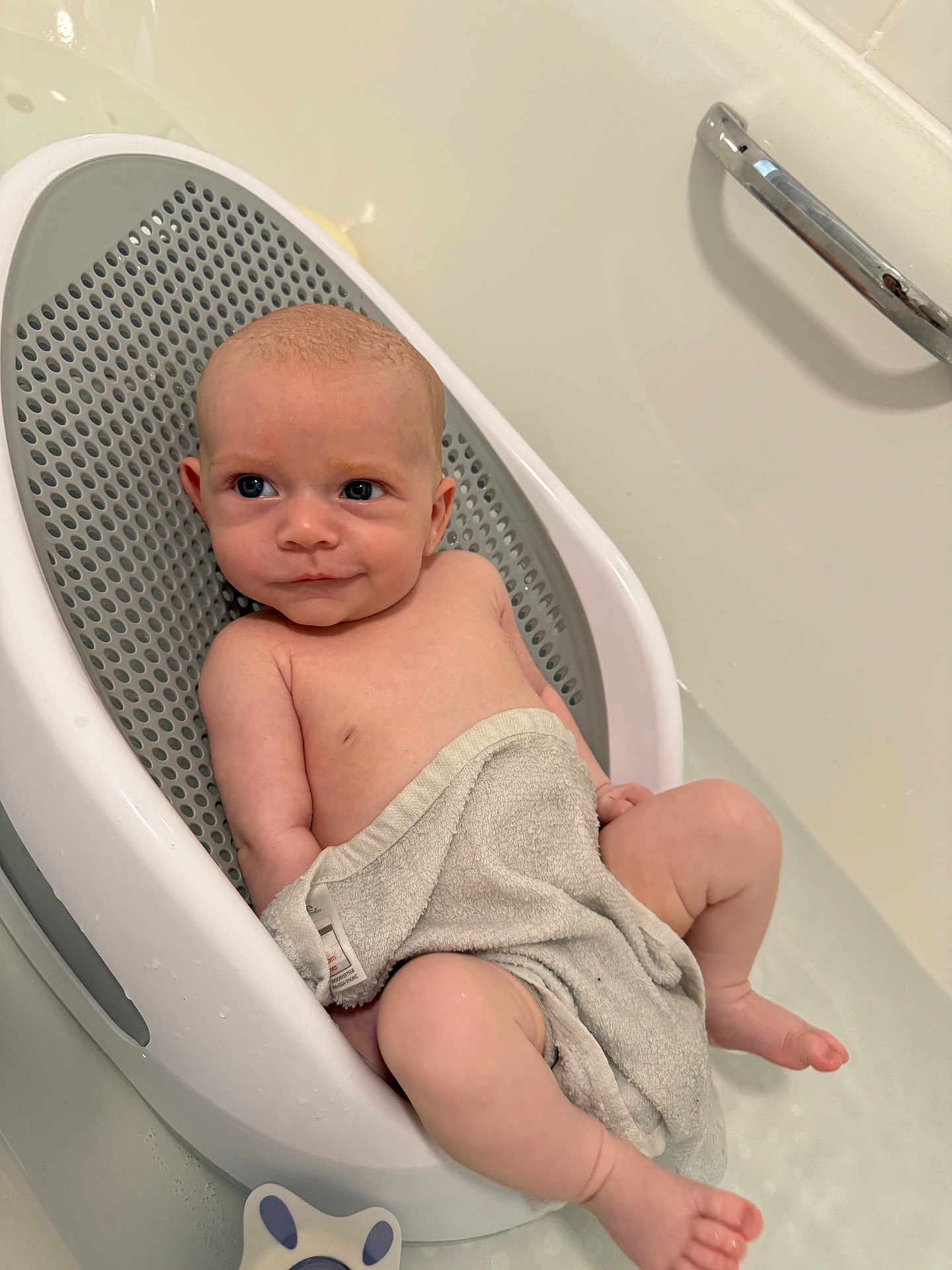 Onnie-Clay is registered to the contest to win money with this photo: baby, bathtub, bath_time, towel, infant, baby_seat, water, bathroom, skin, cute, smile, child, relaxing, sitting, barefoot, head, face, young_child, domestic, indoor