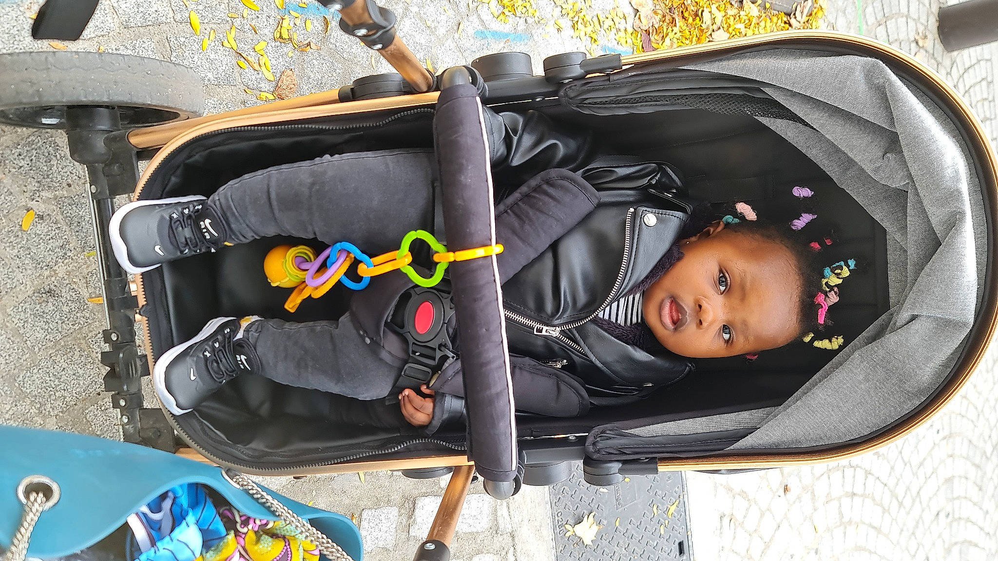 Théa Abigael a rejoint le concours — aidez-le/la à gagner de superbes lots ! auto_part, automotive_exterior, baby, baby_carriage, baby_products, baby_toddler_clothing, bag, baggage, car_seat, child, comfort, family_car, luggage_and_bags, motor_vehicle, person, personal_protective_equipment, sitting, toddler, travel, tree