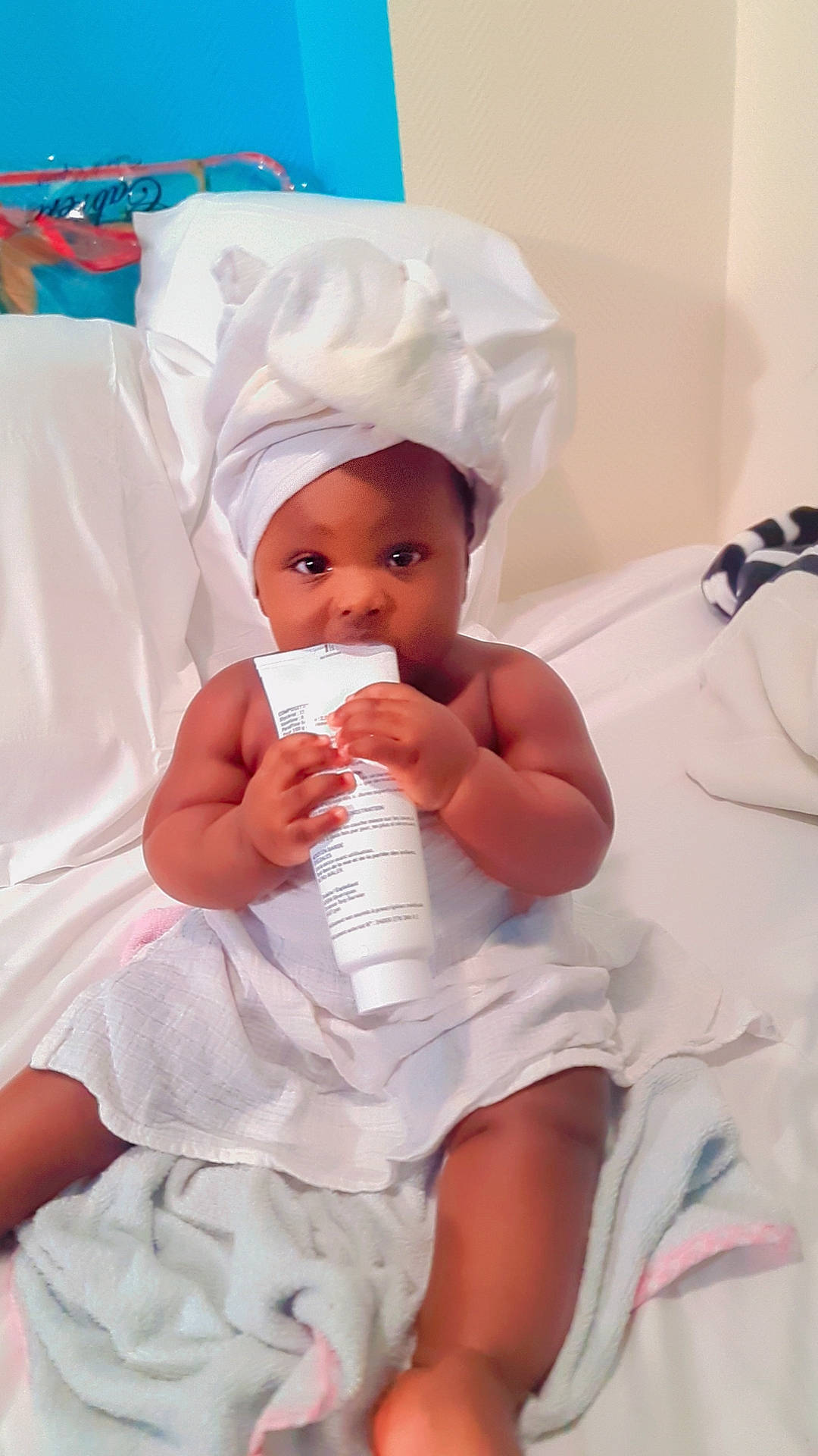 Théa Abigael participe au concours pour gagner de l'argent avec cette photo : baby, baby_products, baby_sleeping, baby_toddler_clothing, cap, child, comfort, event, gesture, happy, hat, nail, person, pink, product, service, skin, smile, textile, thumb