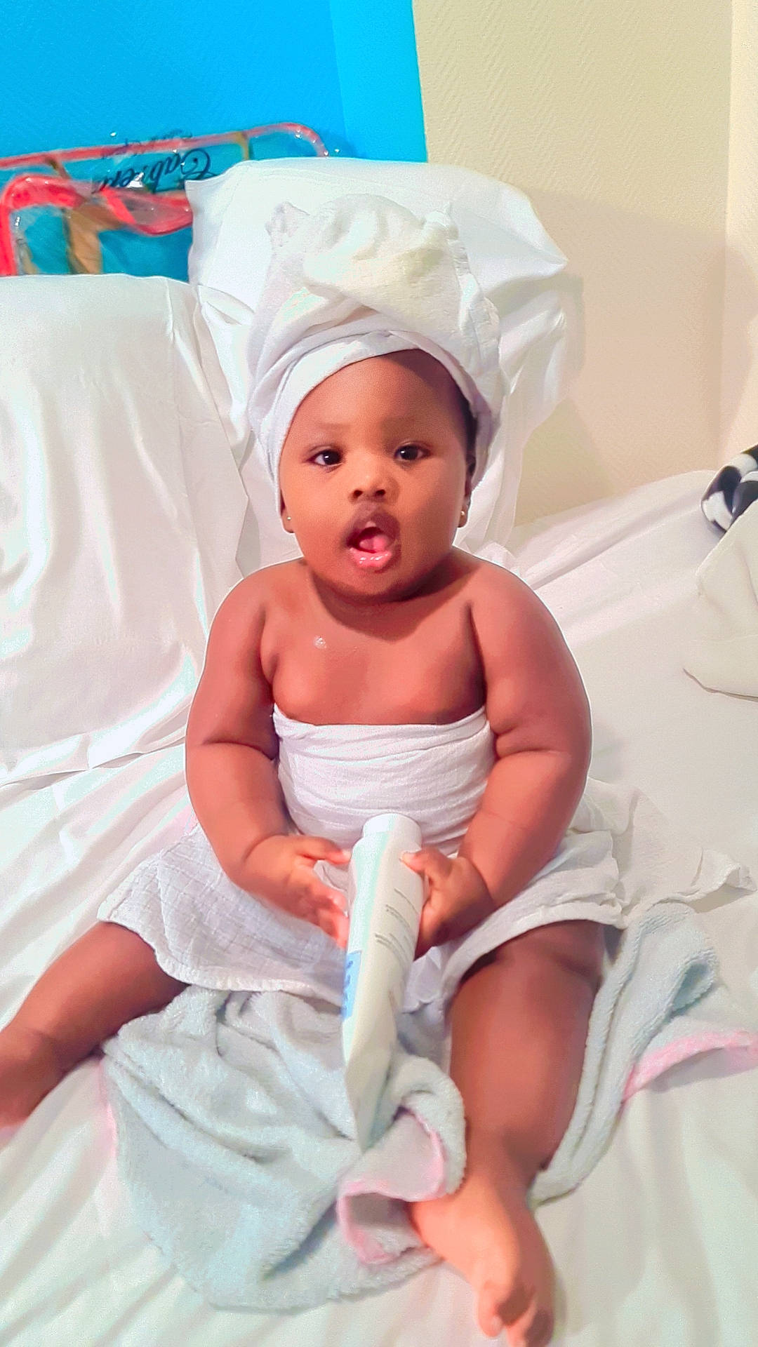 Théa Abigael a rejoint le concours — aidez-le/la à gagner de superbes lots ! abdomen, baby, baby_products, baby_toddler_clothing, child, comfort, diaper, event, happy, hat, headwear, health_care, hospital, human_leg, knee, person, pink, room, service, skin