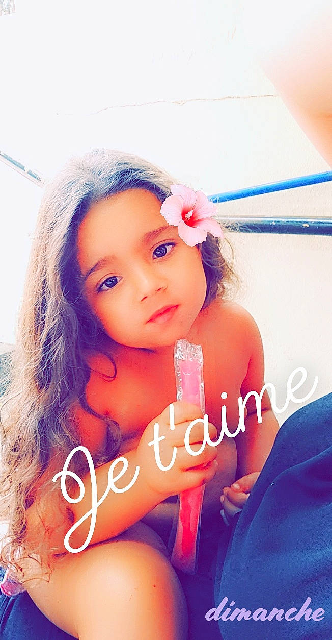 Assya a rejoint le concours — aidez-le/la à gagner de superbes lots ! beauty, black_hair, brown_hair, cheek, child, child_model, ear, eye, face, forehead, hair, happy, lip, long_hair, nose, person, photo_caption, pink, skin, smile