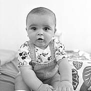 Kaïs a rejoint le concours — aidez-le/la à gagner de superbes lots ! baby, bed, black_and_white, blanket, child, curious, cute, expression, face, feet, hands, indoors, infant, mickey_mouse, overalls, pillow, portrait, shirt, sitting, young