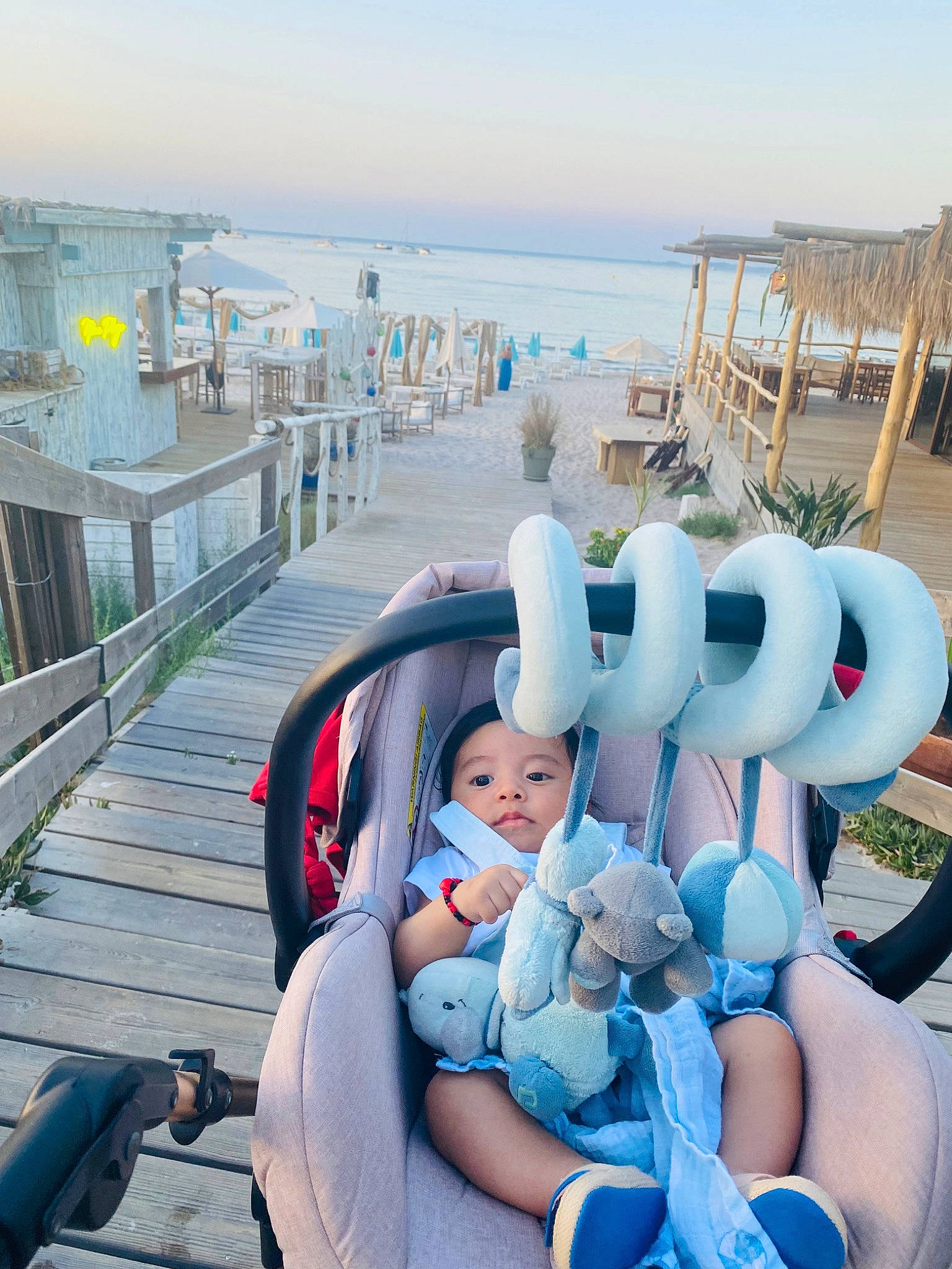 Jayden participe au concours pour gagner de l'argent avec cette photo : azure, beach, child, electric_blue, event, fun, happy, hat, headwear, horizon, leisure, ocean, person, recreation, sitting, sky, summer, toddler, tourism, toy