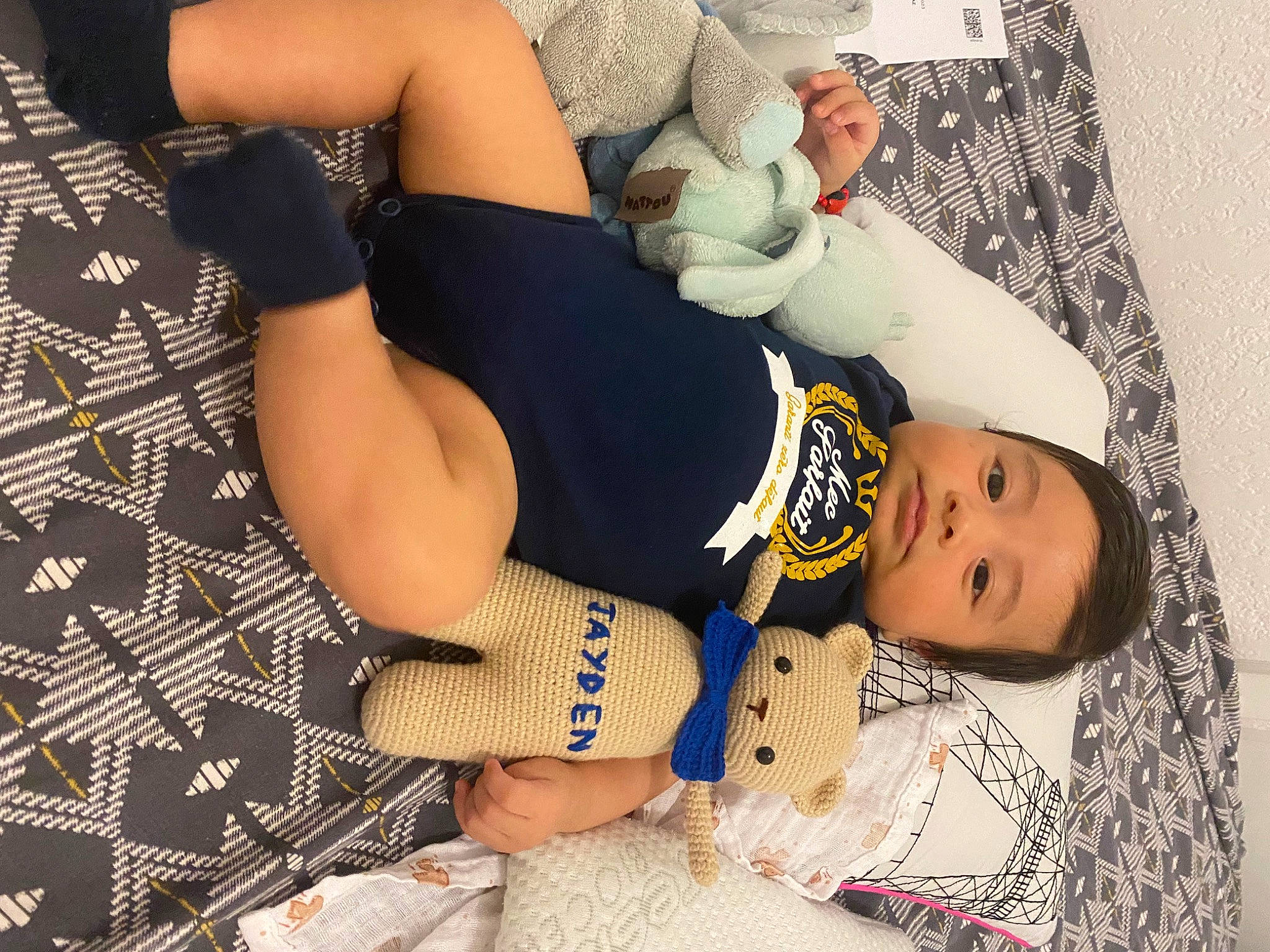 Jayden a rejoint le concours — aidez-le/la à gagner de superbes lots ! abdomen, baby_toddler_clothing, brown_hair, chest, comfort, elbow, fashion_design, finger, human_leg, joint, knee, leg, neck, pattern, person, sitting, sleeve, thigh, trunk, waist