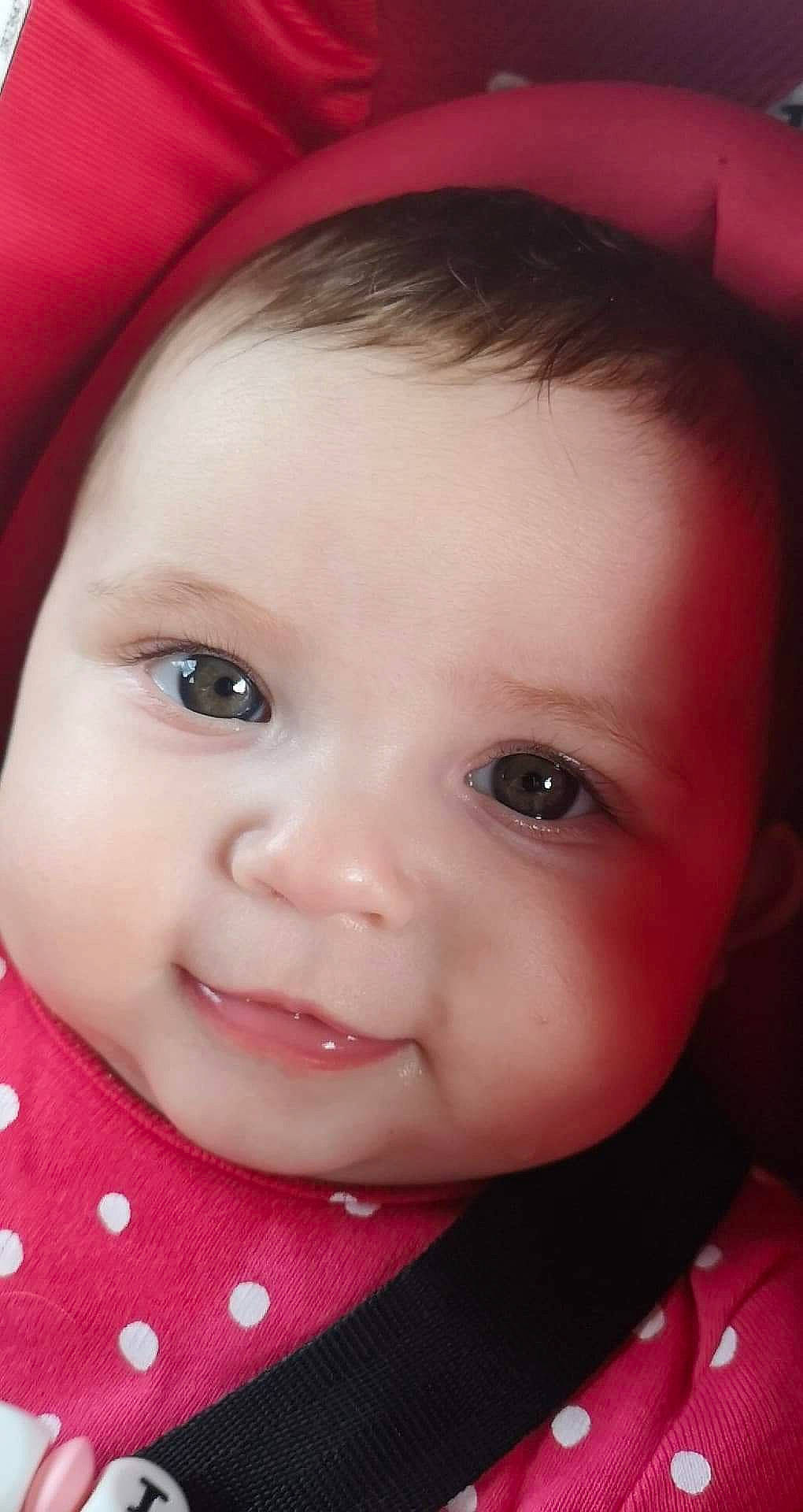 Thalia participe au concours pour gagner de l'argent avec cette photo : baby, cheek, chin, ear, eyebrow, eyelash, facial_expression, forehead, hair, hairstyle, head, iris, lip, mouth, nose, person, pink, product, skin, smile