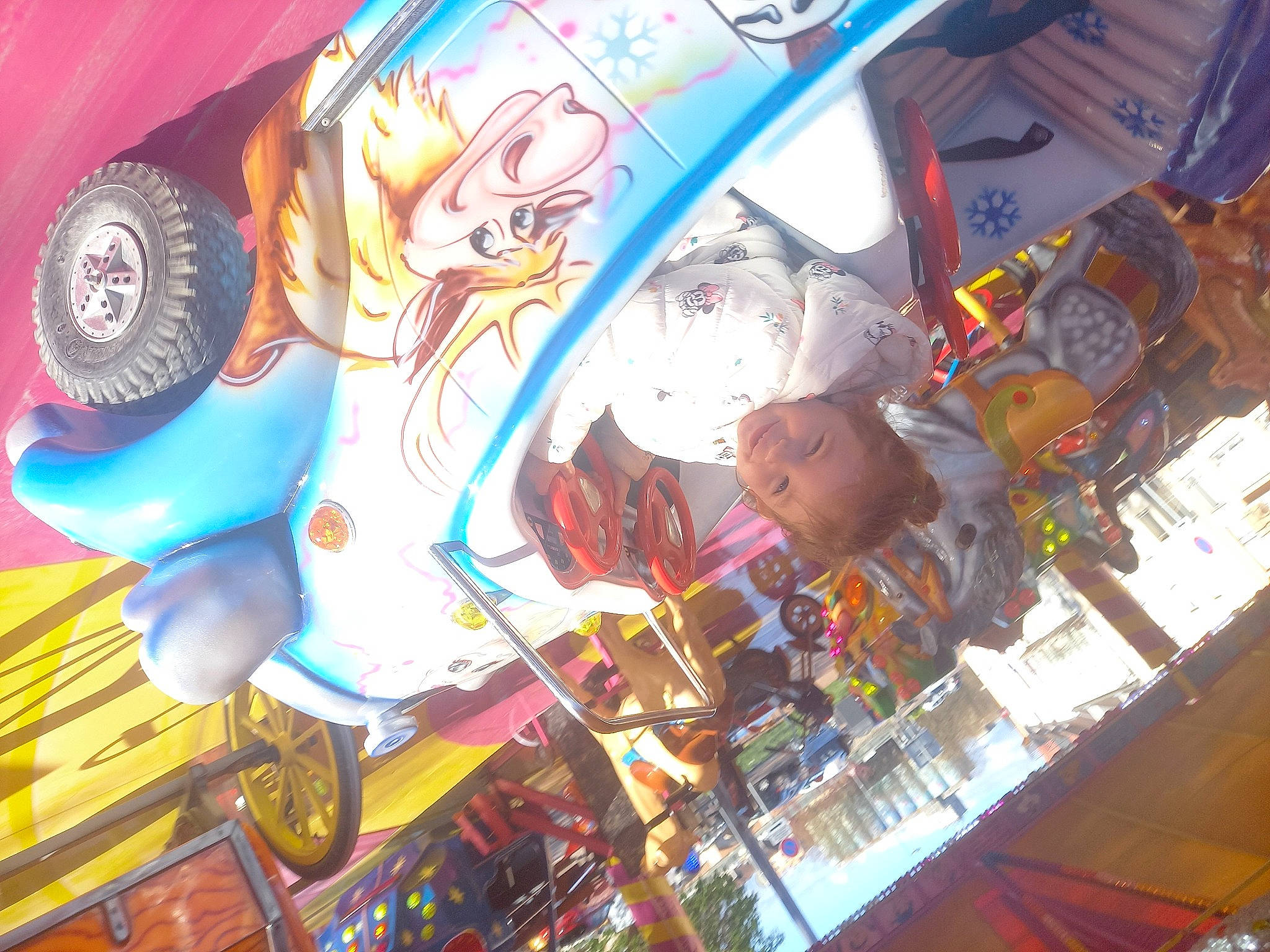 Thalia a rejoint le concours — aidez-le/la à gagner de superbes lots ! amusement_ride, art, ceiling, city, event, festival, fun, joy, leisure, market, mural, person, recreation, vacation, visual_arts