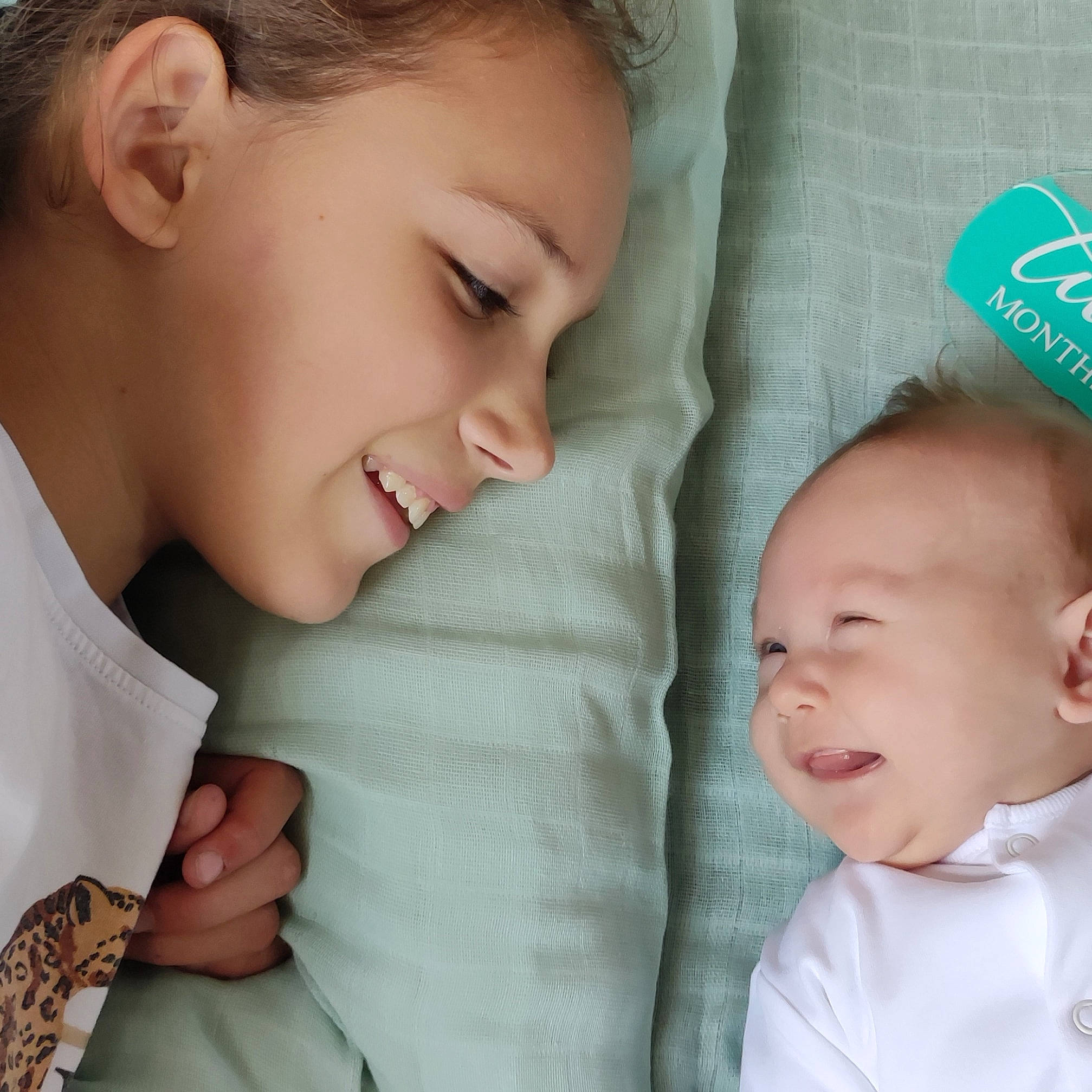 Maëlyne participe au concours pour gagner de l'argent avec cette photo : cheek, chin, comfort, ear, face, facial_expression, finger, gesture, happy, head, human, iris, joy, mammal, mouth, nose, organ, person, product, skin