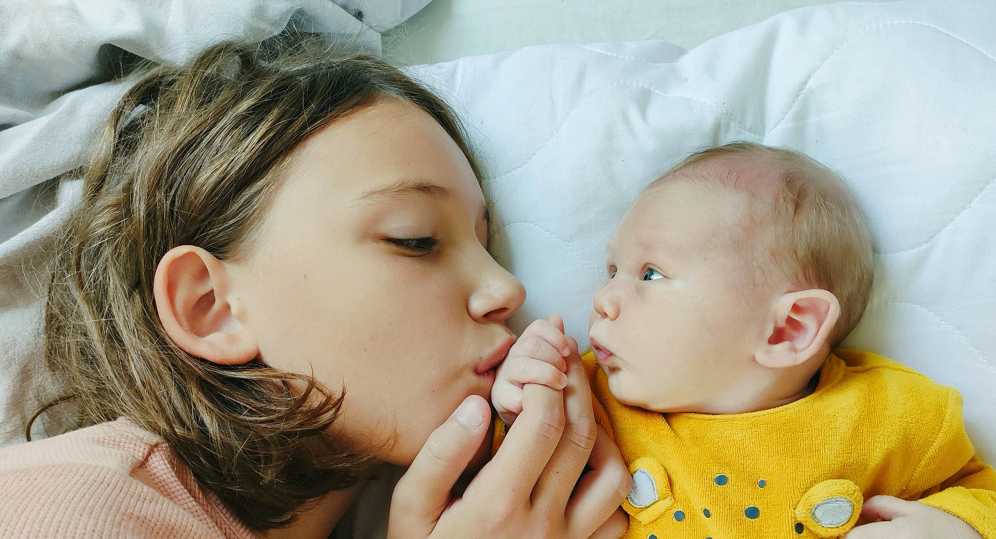 Maëlyne a rejoint le concours — aidez-le/la à gagner de superbes lots ! baby, baby_toddler_clothing, cheek, comfort, ear, eyebrow, eyelash, finger, gesture, happy, interaction, iris, kiss, lip, mouth, neck, nose, people_in_nature, person, skin