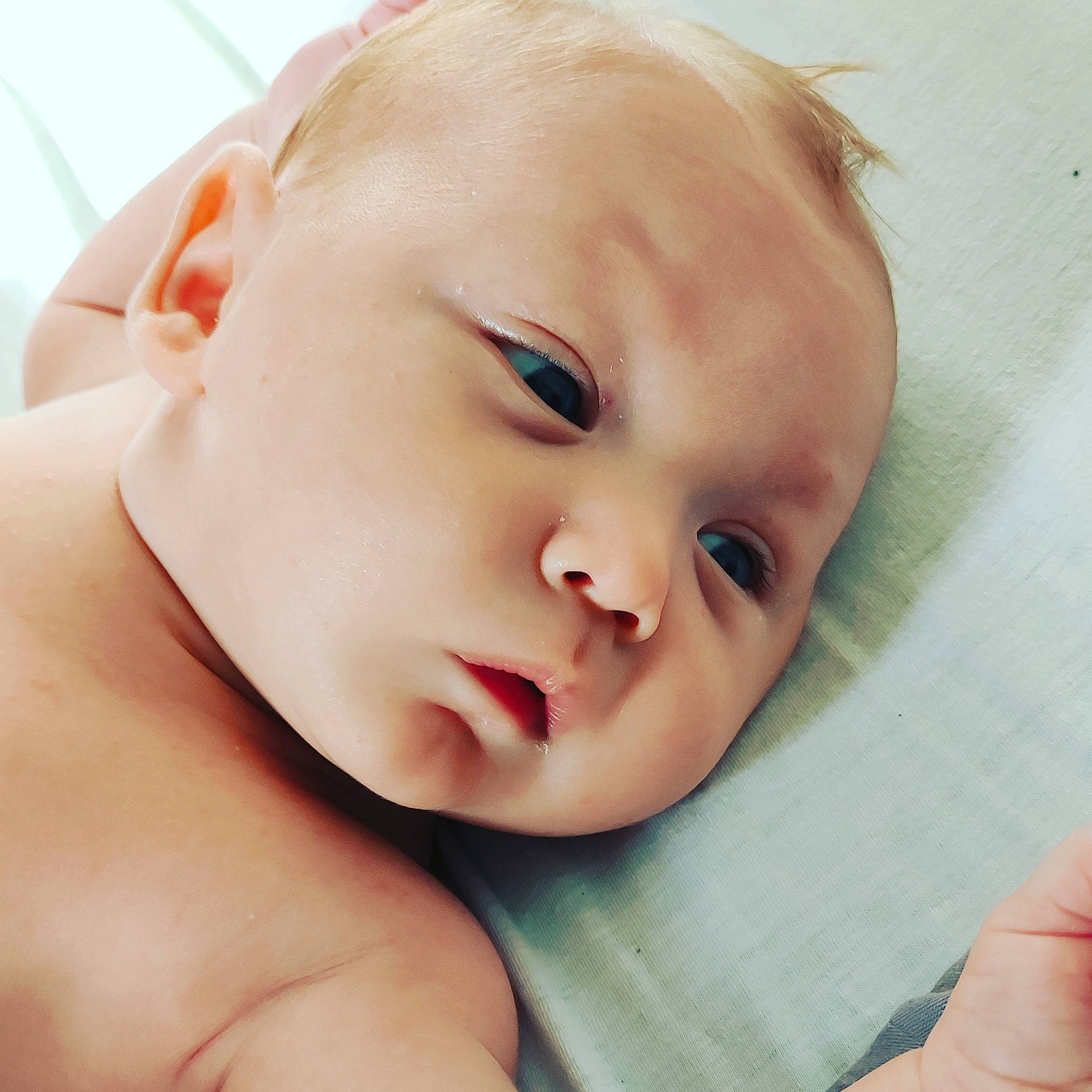 Andréa a rejoint le concours — aidez-le/la à gagner de superbes lots ! baby, baby_making_funny_faces, baby_sleeping, baby_toddler_clothing, cheek, child, comfort, ear, eyelash, face, finger, happy, iris, linens, lip, mouth, nose, person, skin, thumb