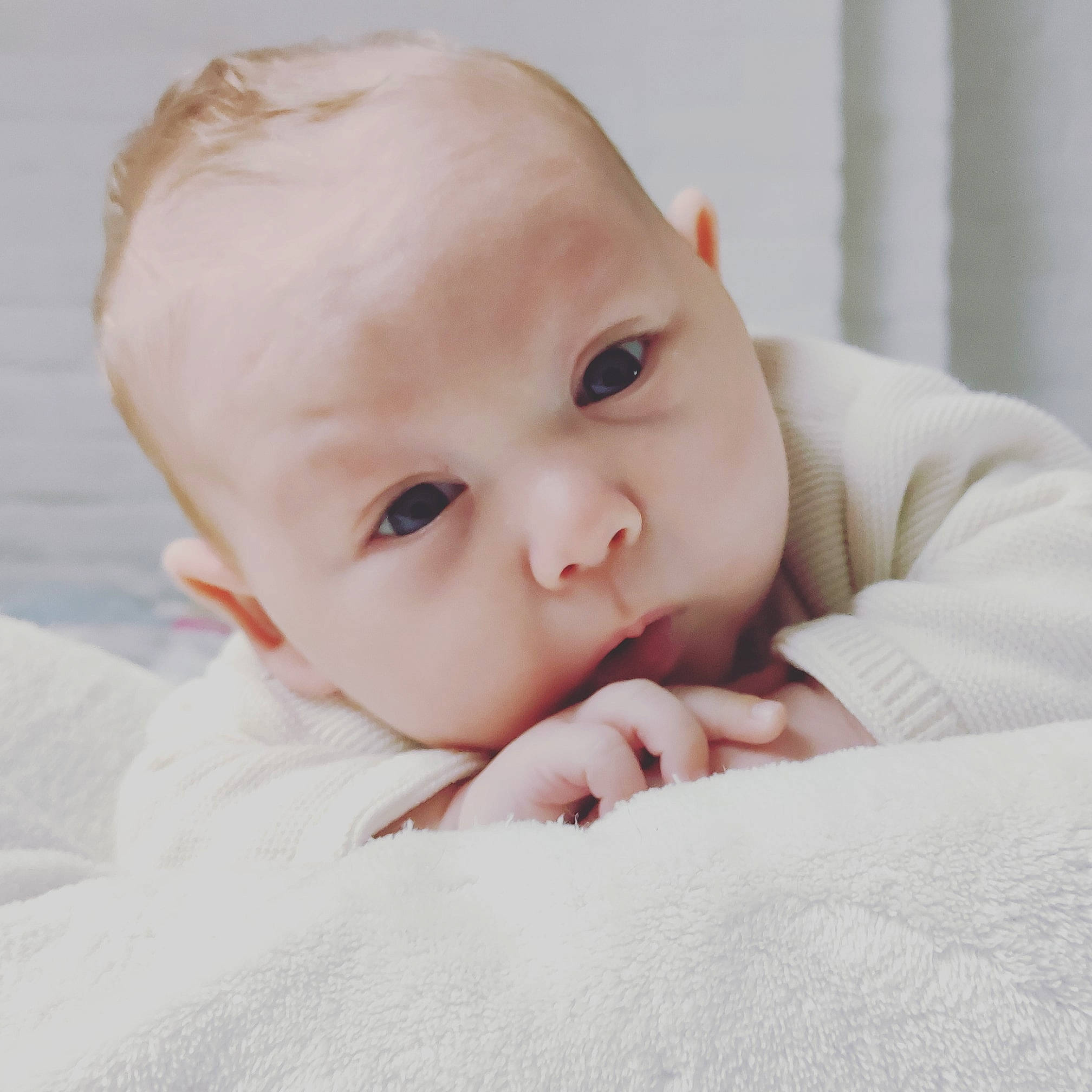 Andréa participe au concours pour gagner de l'argent avec cette photo : baby, baby_toddler_clothing, cheek, chin, collar, comfort, eye, eyebrow, eyelash, face, flash_photography, hand, happy, head, iris, linens, lip, nose, person, sleeve
