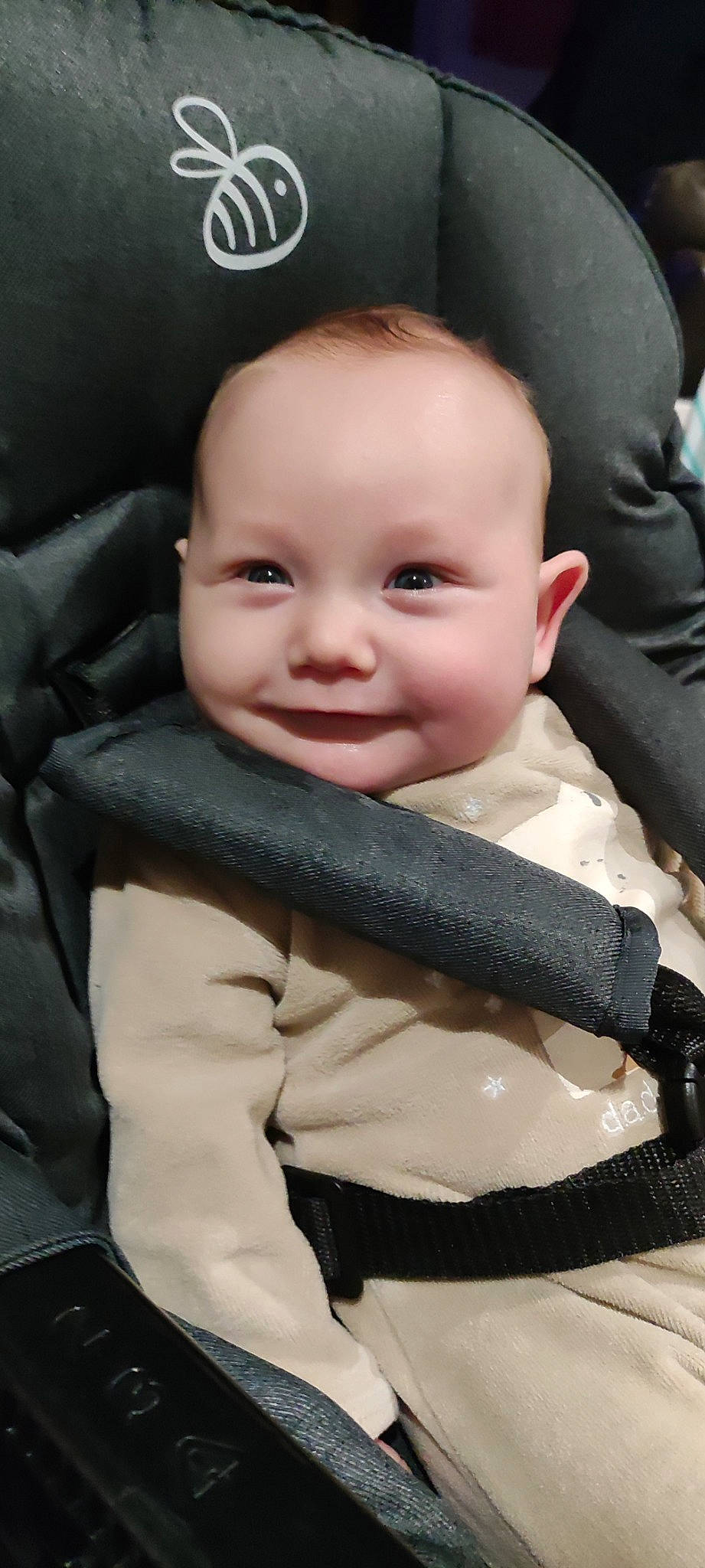 Andréa a rejoint le concours — aidez-le/la à gagner de superbes lots ! auto_part, baby, baby_carriage, baby_in_car_seat, baby_products, baby_safety, baby_toddler_clothing, car_seat, cheek, child, comfort, eyebrow, flash_photography, joy, outerwear, person, seat_belt, sitting, sleeve, smile