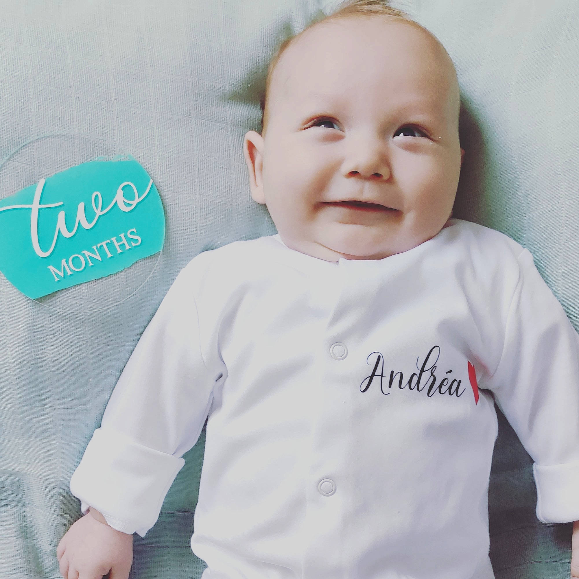 Andréa a rejoint le concours — aidez-le/la à gagner de superbes lots ! azure, baby, baby_toddler_clothing, cool, face, facial_expression, font, gesture, grey, hairstyle, happy, joy, neck, person, product, sleeve, smile, standing, t_shirt, textile
