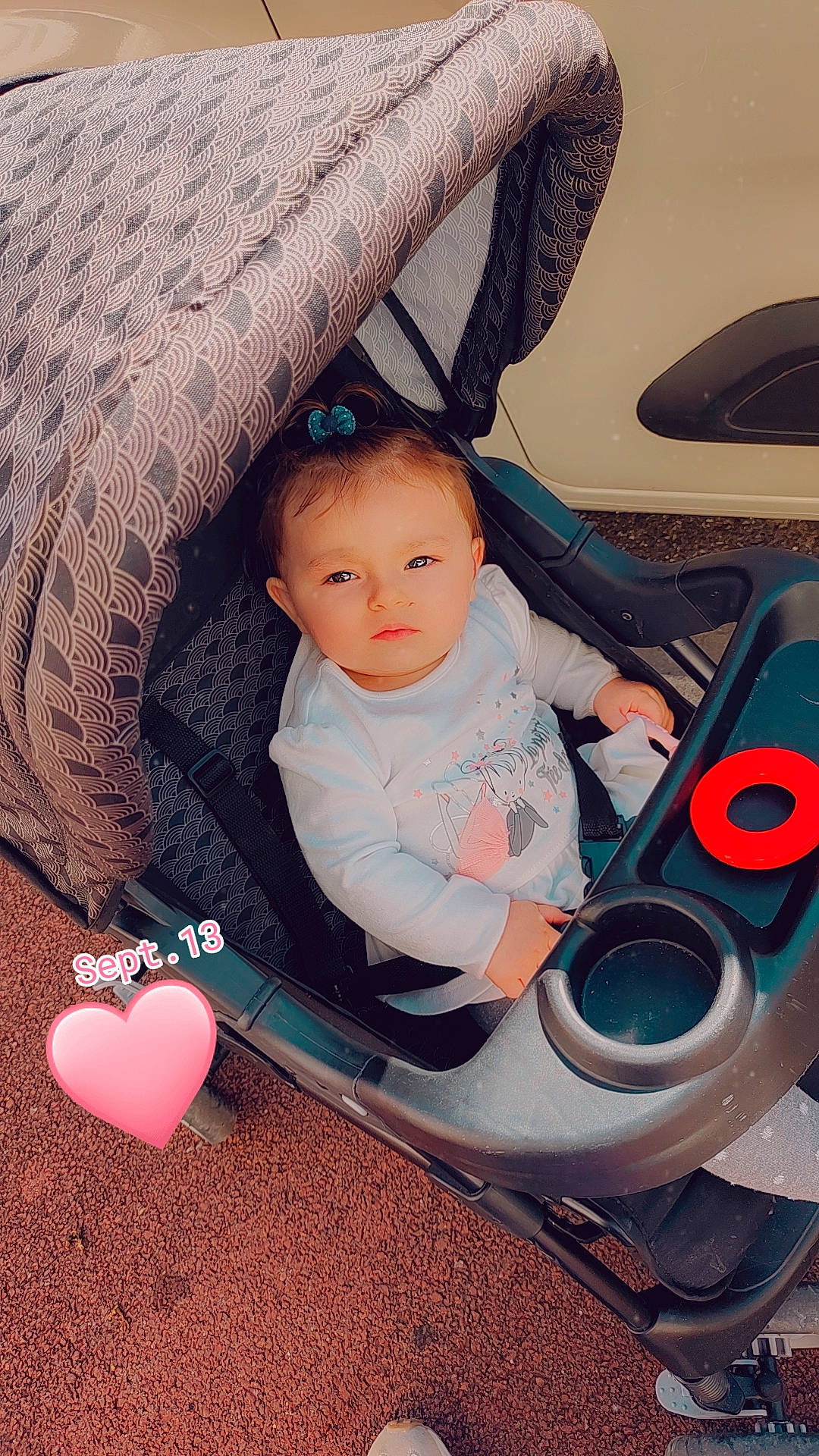 Nelya a rejoint le concours — aidez-le/la à gagner de superbes lots ! audio_equipment, baby, baby_carriage, baby_products, baby_toddler_clothing, chair, child, circle, comfort, couch, fashion_accessory, fun, loudspeaker, pattern, person, plastic, play, product, room, sitting