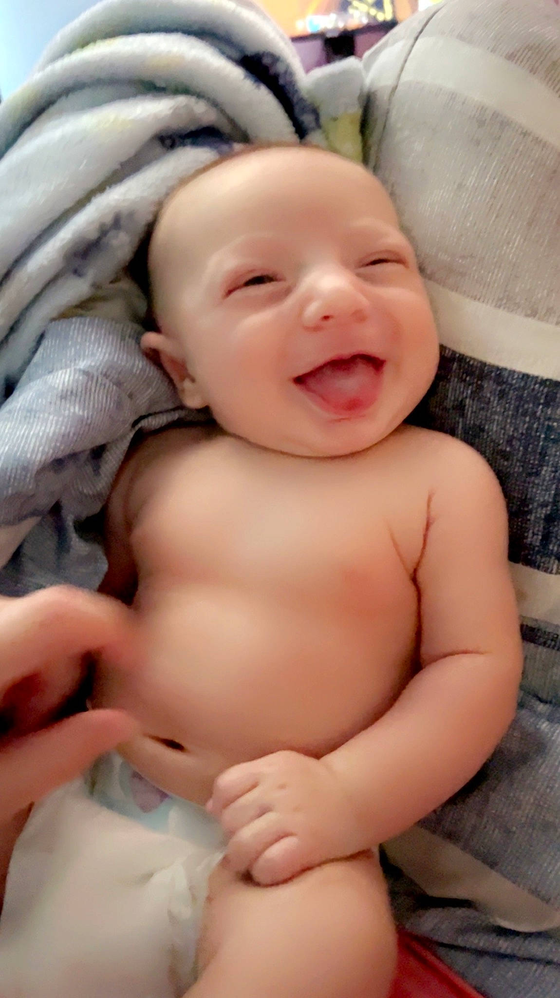 Lennon is registered to the contest to win money with this photo: abdomen, baby, cheek, chin, comfort, face, finger, gesture, happy, head, iris, lip, mouth, nose, person, pink, skin, smile, stomach, thumb