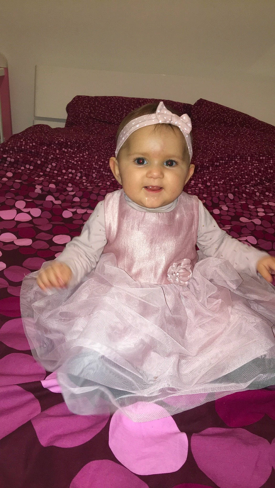 Leelou a rejoint le concours — aidez-le/la à gagner de superbes lots ! child, costume, day, flooring, girl, hair_accessory, head, headgear, headpiece, infant, iris, magenta, person, pink, product, purple, skin, smile, textile, toddler