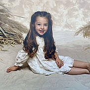 Imess a rejoint le concours — aidez-le/la à gagner de superbes lots ! birdcage, child, cute, decor, dried_plants, fashion, girl, happy, indoor, innocent, long_hair, natural_light, portrait, pretty, relaxed, sand, sitting, smile, white_dress, young