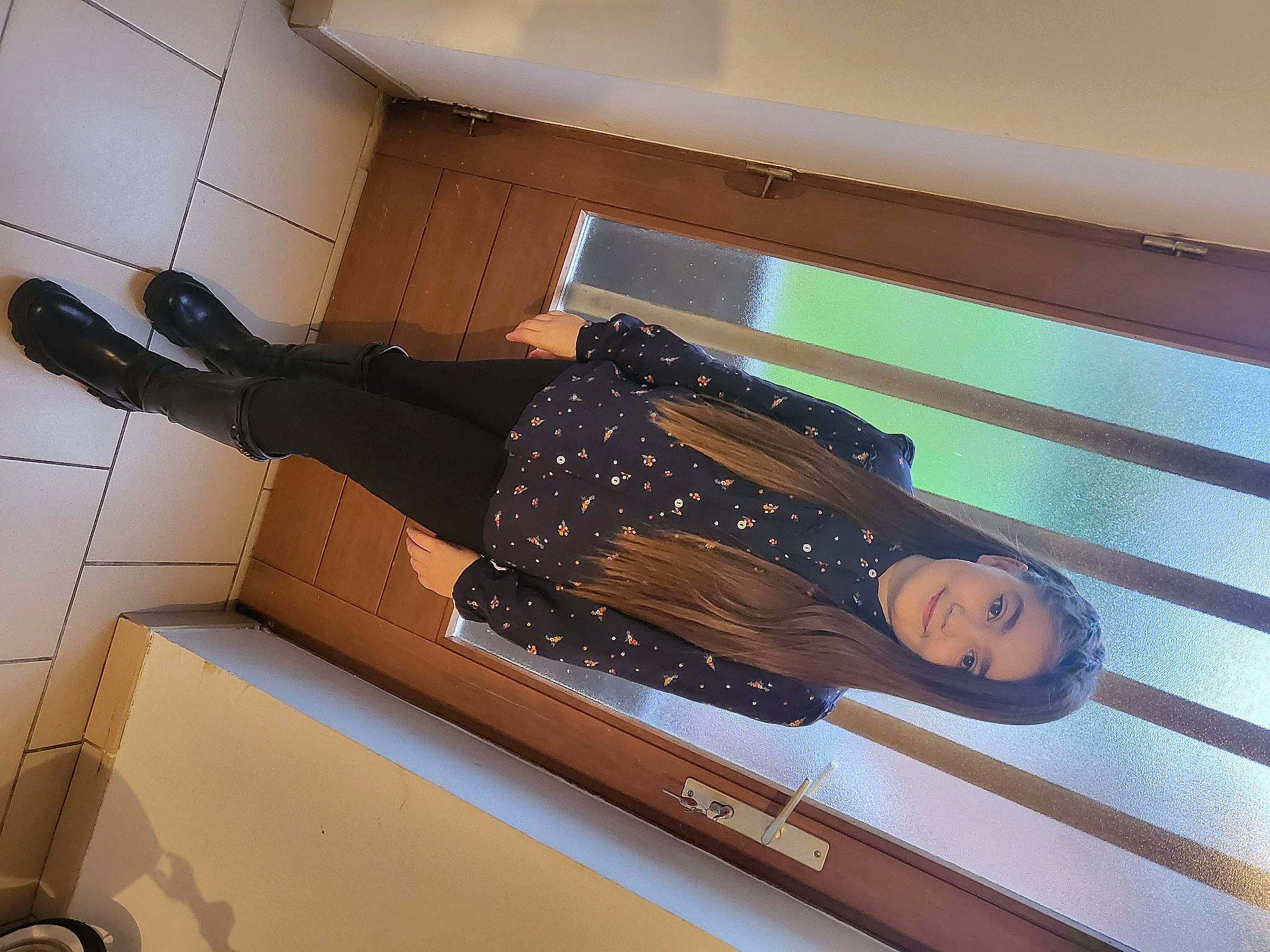 Kieira participe au concours pour gagner de l'argent avec cette photo : art, automotive_design, ceiling, display_case, human_leg, joy, person, room, thigh, wood