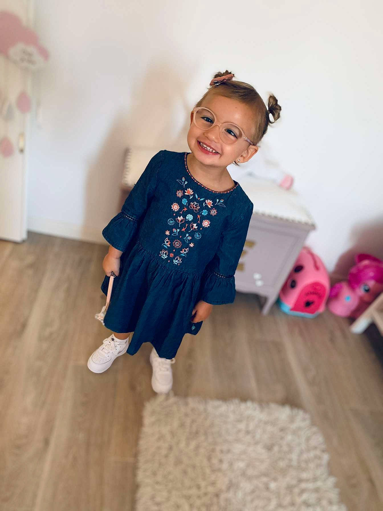 Anaé a rejoint le concours — aidez-le/la à gagner de superbes lots ! baby_toddler_clothing, child, day_dress, fashion, fashion_accessory, fashion_design, flooring, fun, happy, hardwood, human_leg, joy, magenta, pattern, person, skin, sleeve, smile, sock, toddler