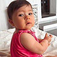 Nina participe au concours pour gagner de l'argent avec cette photo : baby, child, infant, pink_clothing, sitting, blanket, indoors, face, curious, cute, skin, short_hair, expression, person, young, soft_light, home, floor, room, portrait