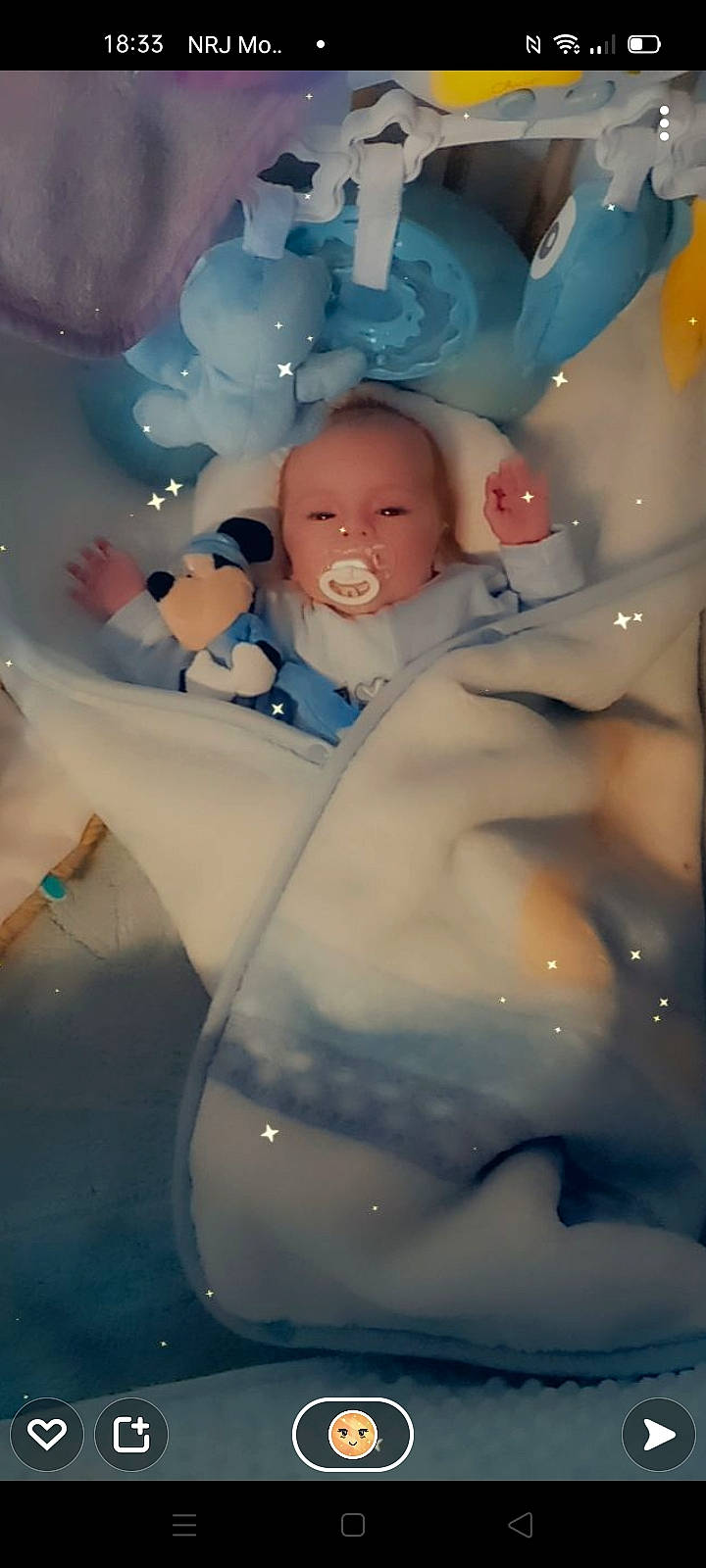 Noah participe au concours pour gagner de l'argent avec cette photo : abdomen, art, cg_artwork, chest, child, doll, fictional_character, freezing, fun, gesture, illustration, pattern, person, plastic, snow, space, toy, tree, trunk, white