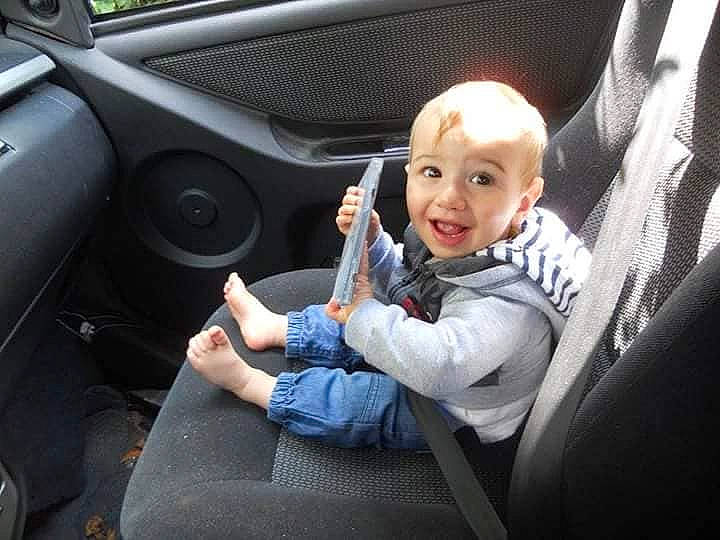 Matheo participe au concours pour gagner de l'argent avec cette photo : auto_part, car, car_seat, car_seat_cover, child, city_car, driving, family_car, joy, mode_of_transport, motor_vehicle, person, product, seat_belt, steering_part, steering_wheel, toddler, vehicle, vehicle_door