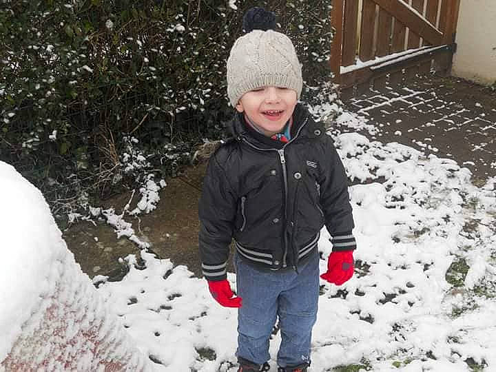Matheo participe au concours pour gagner de l'argent avec cette photo : blizzard, child, freezing, fun, headgear, ice, joy, person, play, precipitation, recreation, snow, toddler, tree, winter