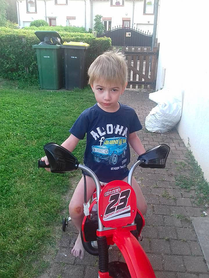 Matheo a rejoint le concours — aidez-le/la à gagner de superbes lots ! bicycle_accessory, car, child, fun, grass, land_vehicle, person, personal_protective_equipment, play, product, recreation, sports_equipment, toddler, tricycle, vehicle