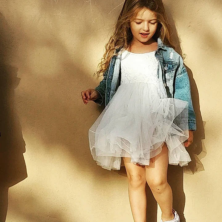 Katalea a rejoint le concours — aidez-le/la à gagner de superbes lots ! blond, day_dress, dress, fashion_design, fashion_model, flash_photography, hair, hairstyle, happy, human_body, human_leg, knee, leg, lip, long_hair, neck, one_piece_garment, person, sleeve, thigh