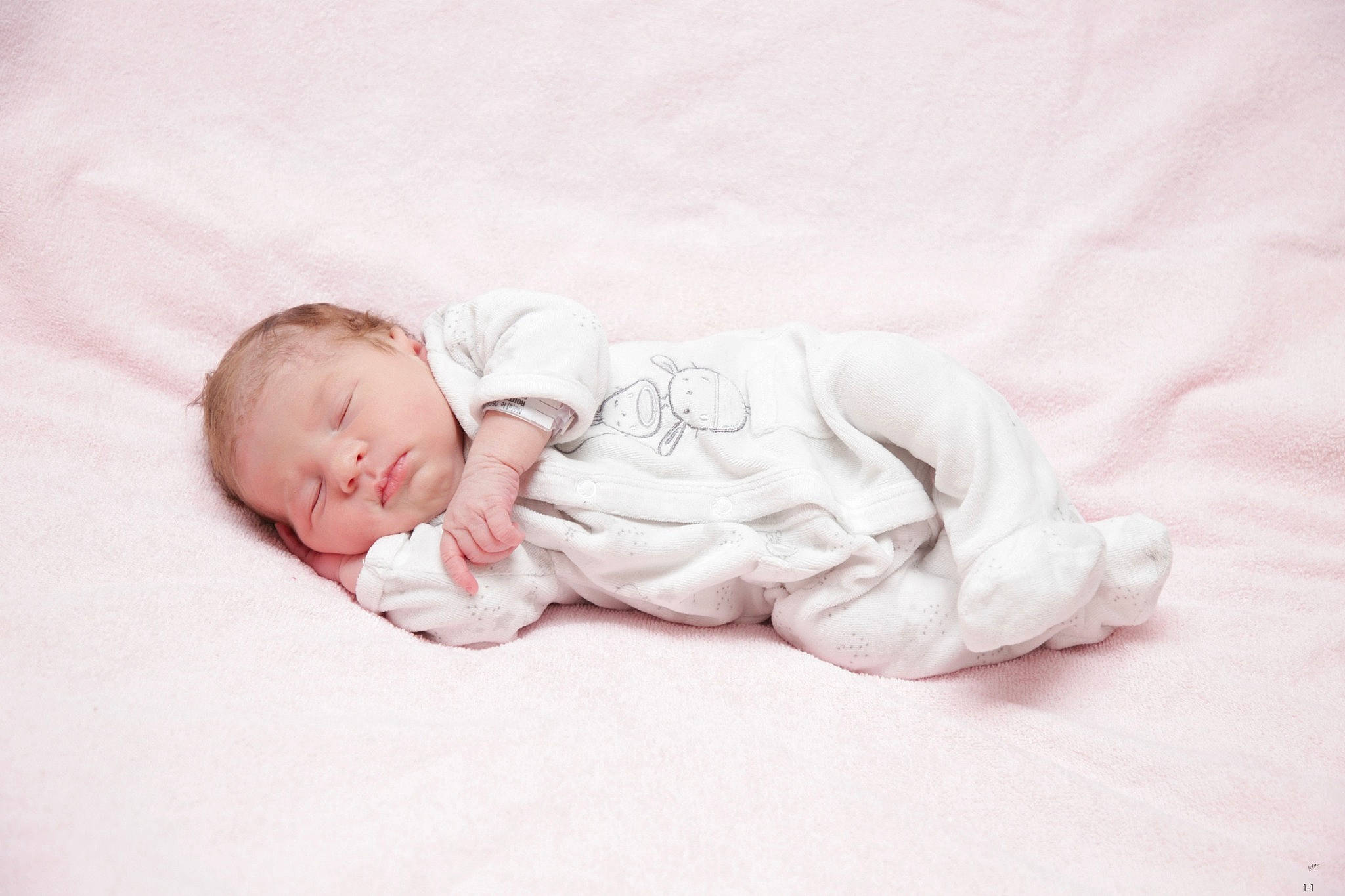 Jeanne a rejoint le concours — aidez-le/la à gagner de superbes lots ! baby, baby_products, baby_sleeping, baby_toddler_clothing, bedtime, child, comfort, happy, illustration, linens, nap, person, portrait_photography, sitting, sleep, sleeve, toddler