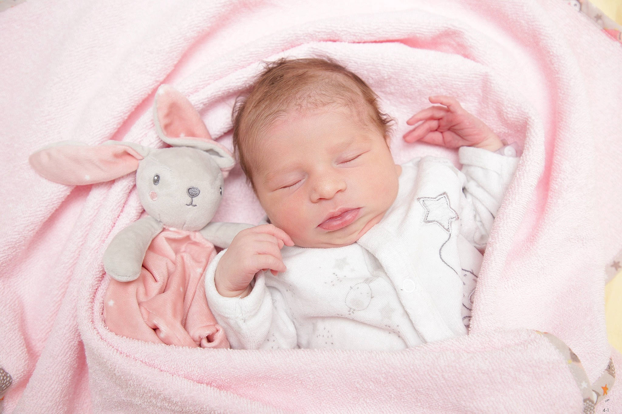 Jeanne a rejoint le concours — aidez-le/la à gagner de superbes lots ! baby, baby_products, baby_sleeping, baby_toddler_clothing, bedding, cheek, child, comfort, eye, fur, iris, linens, lip, pattern, peach, person, pink, sitting, skin, sleeve