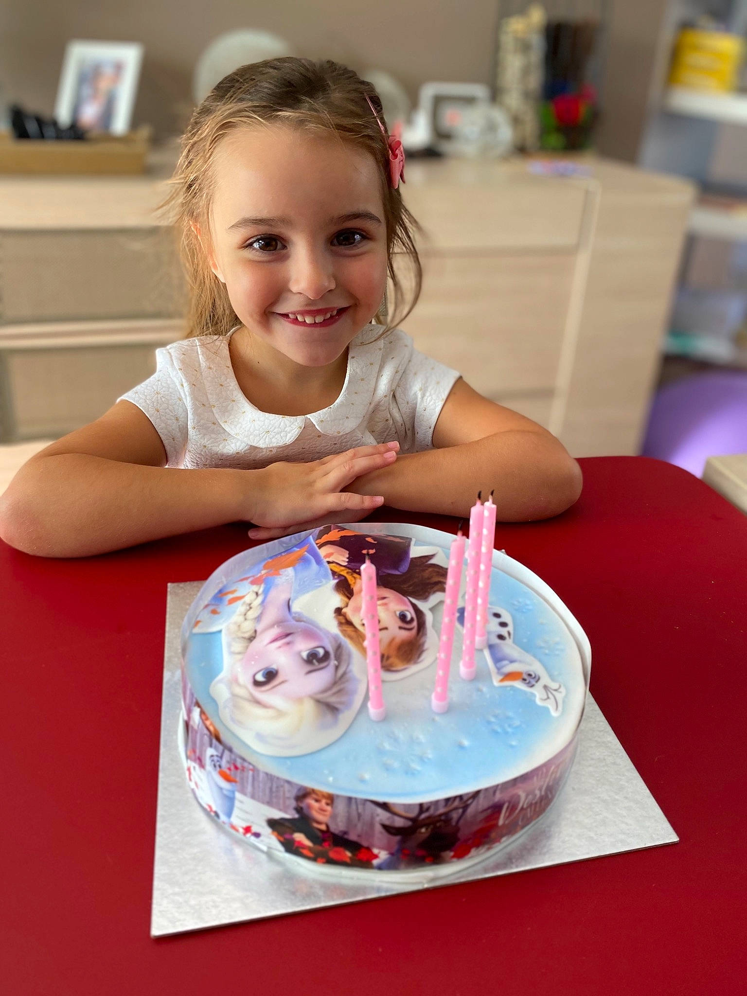 Lili-rose participe au concours pour gagner de l'argent avec cette photo : birthday_cake, birthday_candle, buttercream, cake, cake_decorating, cake_decorating_supply, candle, cream, dishware, food, fun, icing, ingredient, joy, person, pink, plate, smile, sugar_cake, table