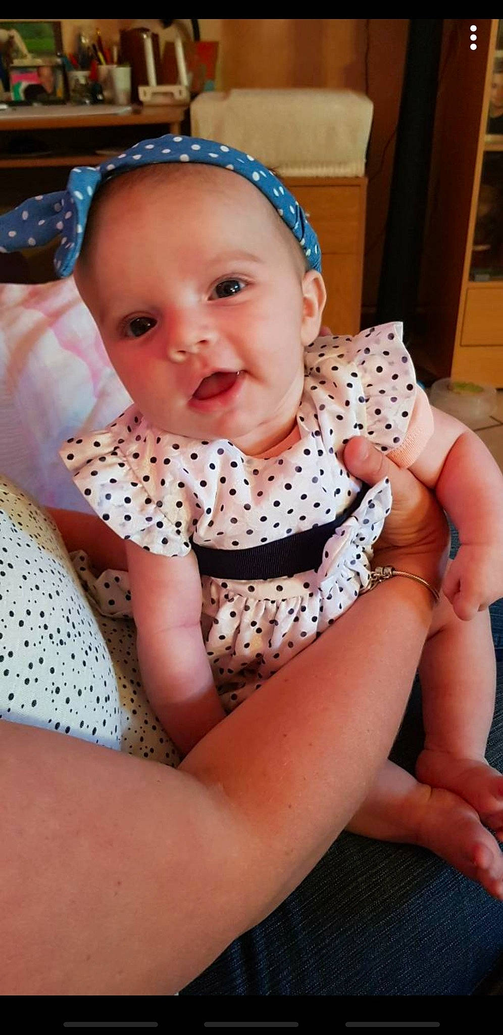 Oxanna a rejoint le concours — aidez-le/la à gagner de superbes lots ! baby, baby_toddler_clothing, cheek, child, eye, face, facial_expression, finger, happy, head, iris, mouth, neck, pattern, person, pink, skin, sleeve, smile, thigh