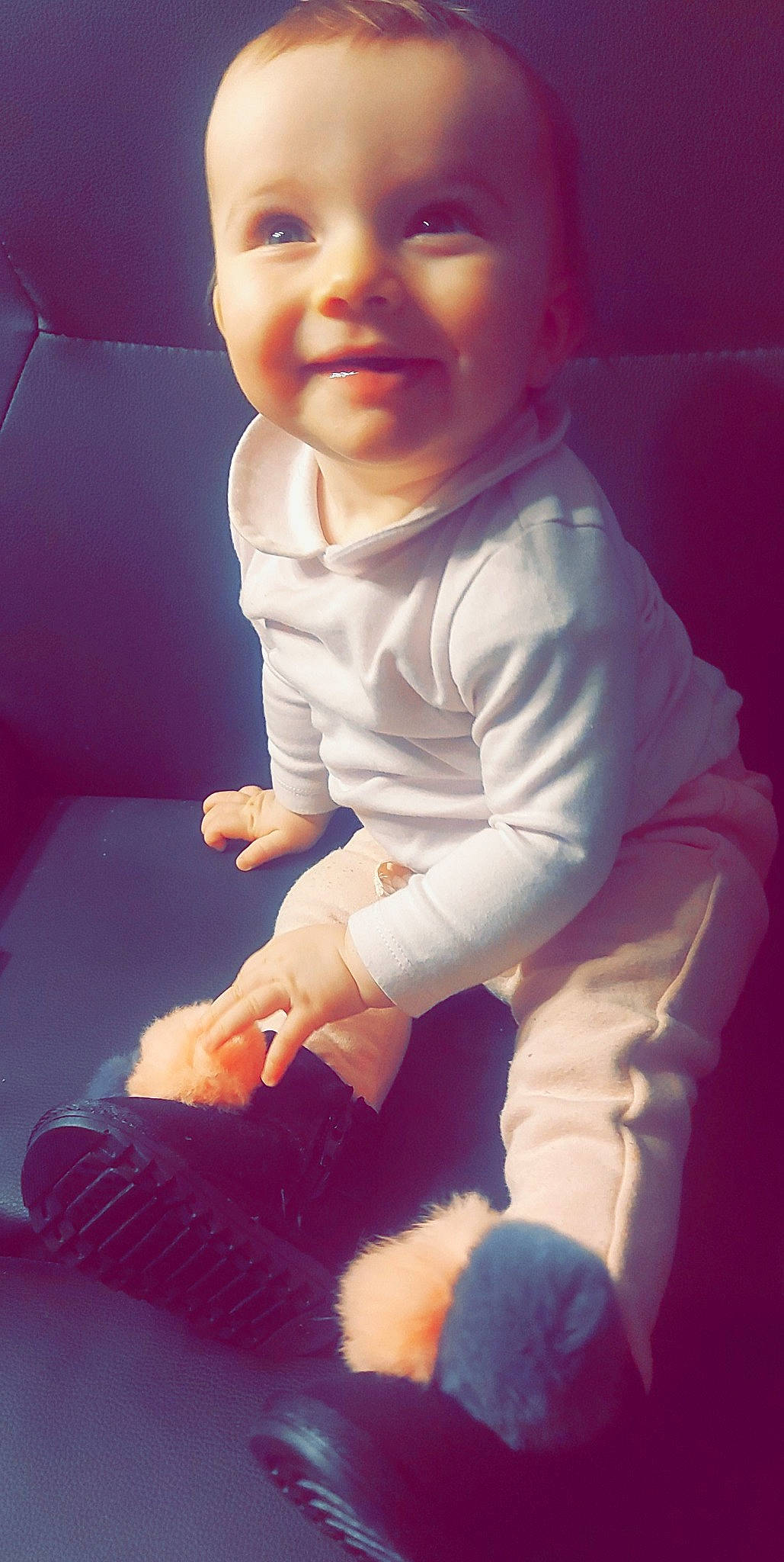 Oxanna participe au concours pour gagner de l'argent avec cette photo : baby, baby_toddler_clothing, cheek, cool, dress, finger, fun, gesture, hair, happy, human, joy, lip, mouth, nose, person, skin, sleeve, smile, thumb