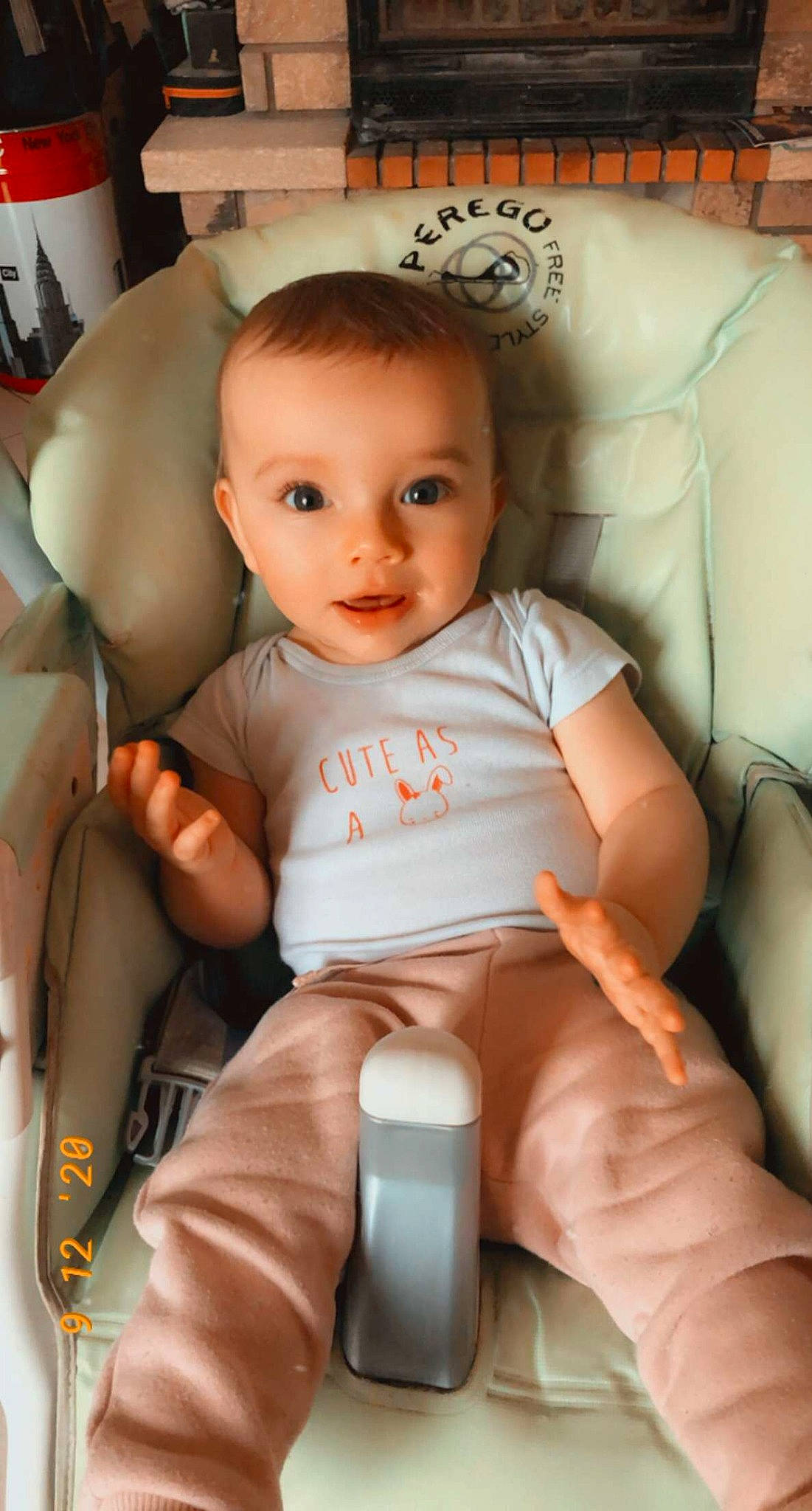 Oxanna a rejoint le concours — aidez-le/la à gagner de superbes lots ! baby, baby_toddler_clothing, car_seat, cheek, child, comfort, eye, finger, flash_photography, head, human_leg, joint, knee, mouth, muscle, nail, person, skin, thigh, thumb