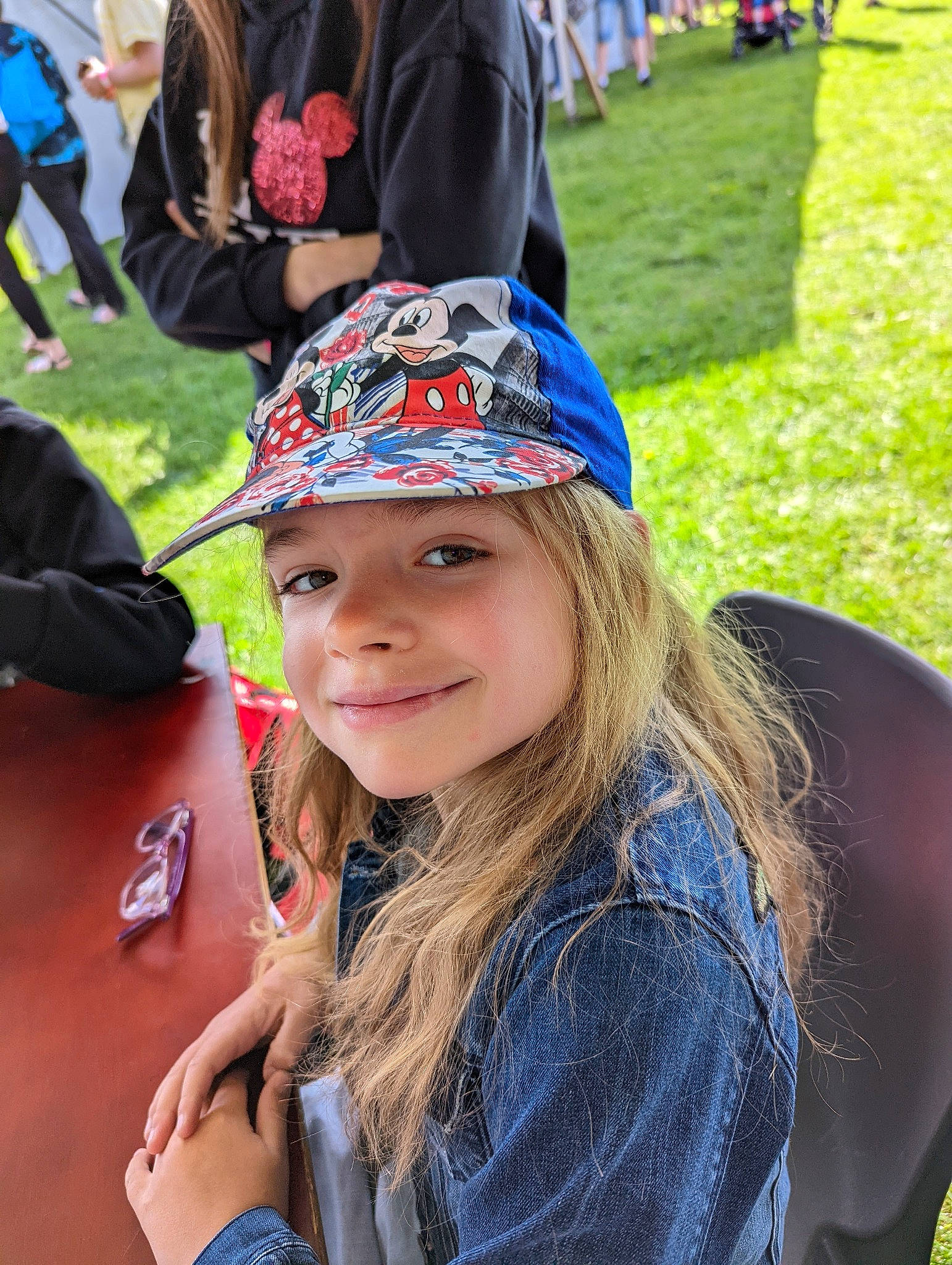 Zélie participe au concours pour gagner de l'argent avec cette photo : baseball_cap, cap, chair, child, clothing, crowd, event, eyewear, fashion_accessory, fun, grass, happy, headwear, jewellery, joy, leisure, long_hair, person, plant, recreation