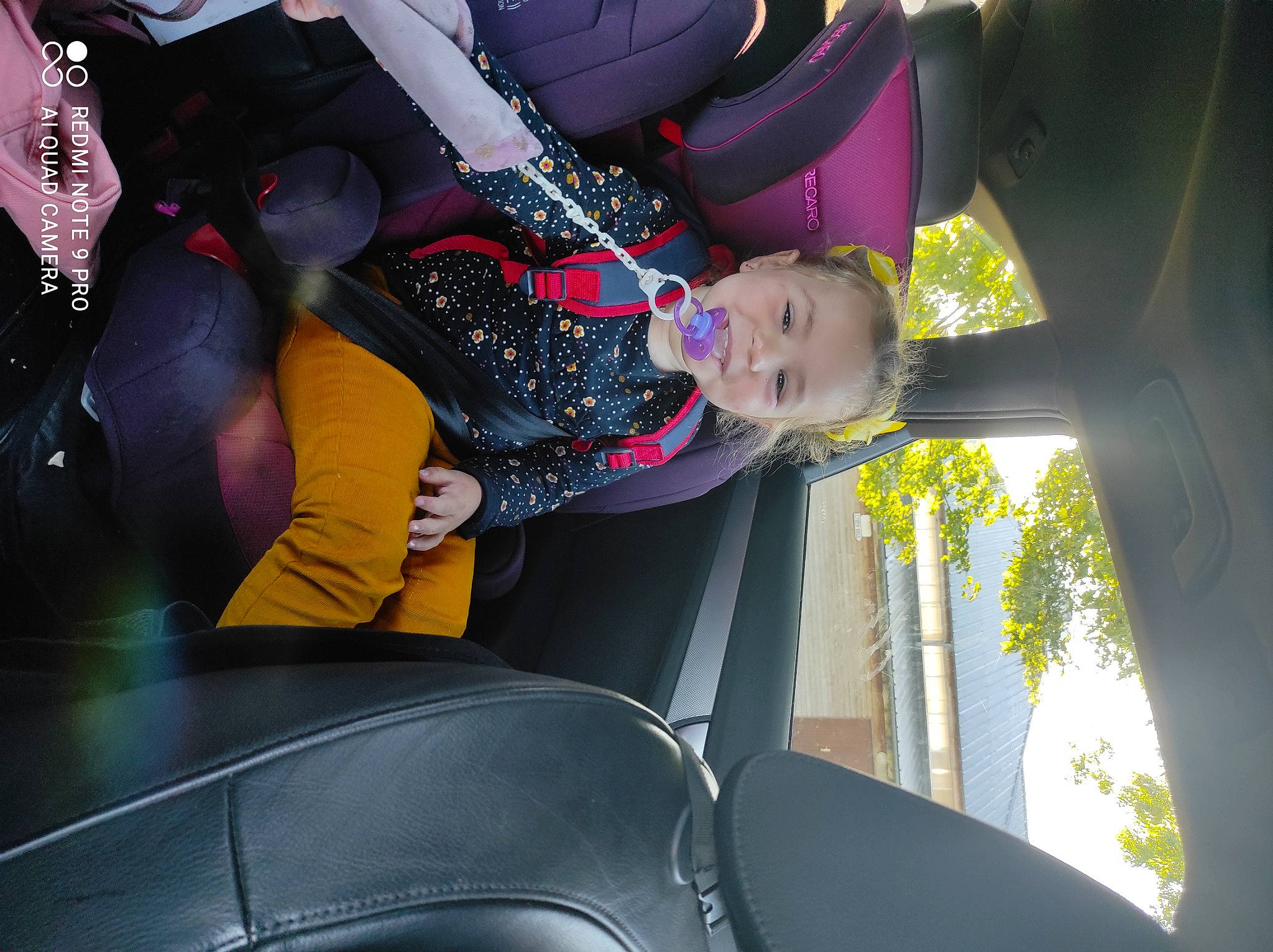 Tia participe au concours pour gagner de l'argent avec cette photo : auto_part, automotive_design, automotive_exterior, automotive_wheel_system, baby, car, car_seat, car_seat_cover, family_car, fun, joy, leisure, luxury_vehicle, motor_vehicle, person, smile, tints_and_shades, toddler, tree, vehicle