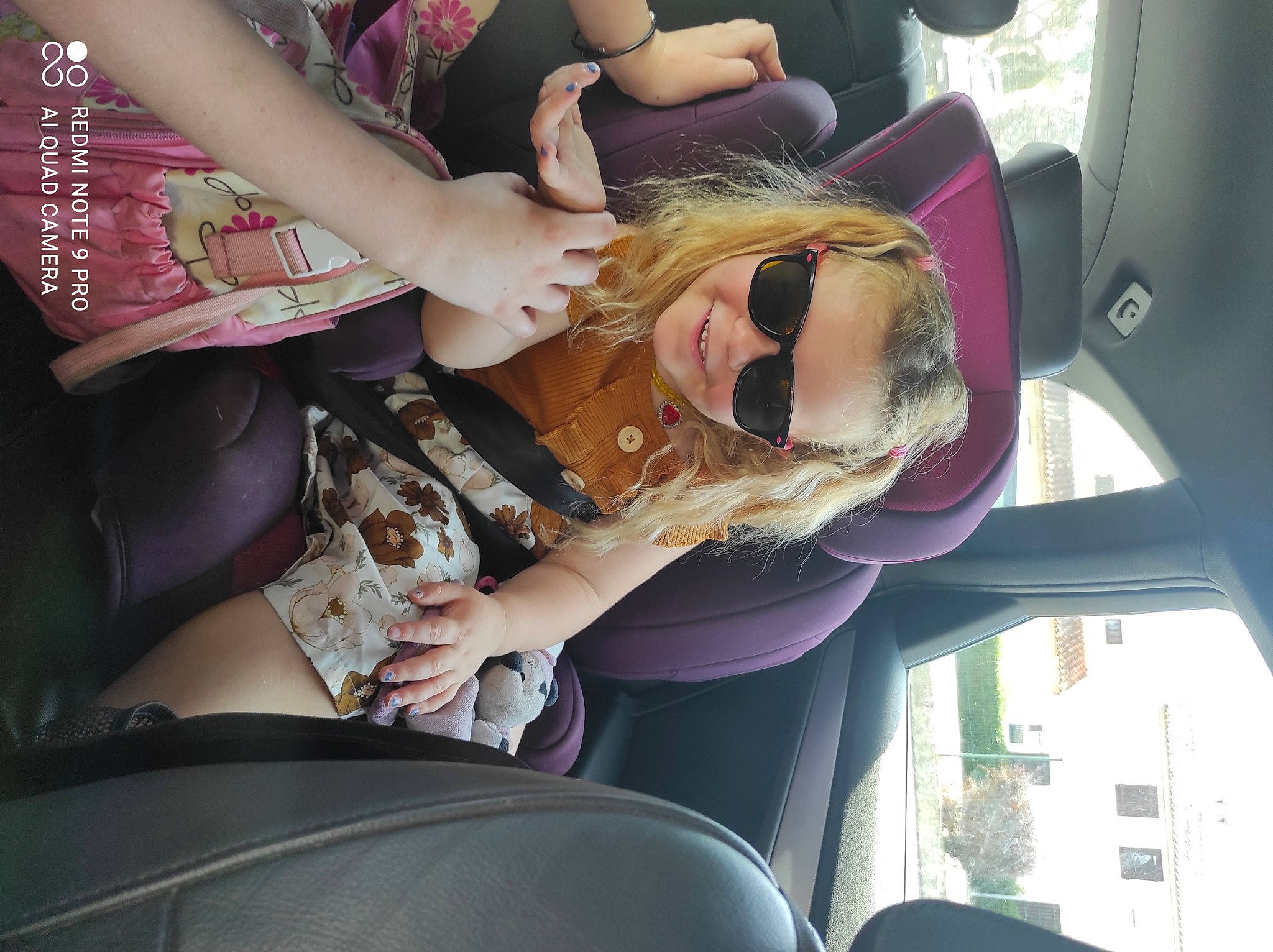 Tia participe au concours pour gagner de l'argent avec cette photo : auto_part, automotive_design, car, car_seat, dress, eyewear, family_car, fashion_accessory, gesture, hand, happy, joy, motor_vehicle, nail, passenger, person, street_fashion, sunglasses, textile, vehicle