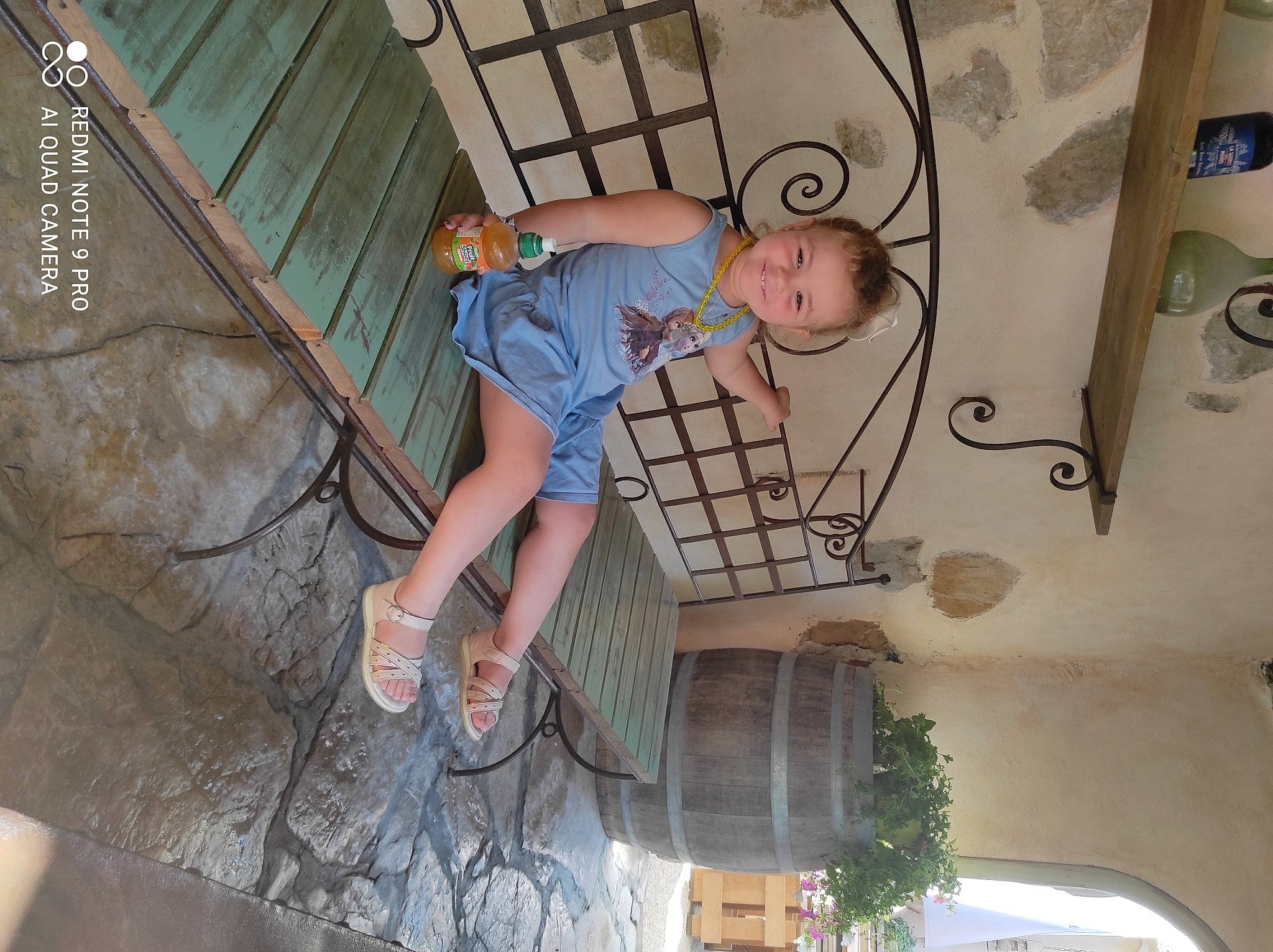 Tia a rejoint le concours — aidez-le/la à gagner de superbes lots ! ceiling, fun, handrail, house, human_leg, joy, leg, leisure, line, metal, pattern, person, plant, room, shorts, stairs, t_shirt, thigh, toddler, tree