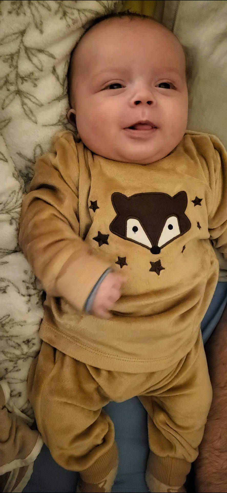 Thélio participe au concours pour gagner de l'argent avec cette photo : baby, babylaughing, blanket, bodypart, clothing, coat, cushion, face, finger, hand, happy, head, homedecor, jacket, newborn, pants, person, photography, portrait, smile