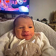 Naël a rejoint le concours — aidez-le/la à gagner de superbes lots ! baby, newborn, infant, smiling, plush_toy, stuffed_animal, blanket, tv_screen, cartoon, panda, living_room, cozy, sofa, portrait, face, home_decor, soft_toy, blanket_texture, television, evening