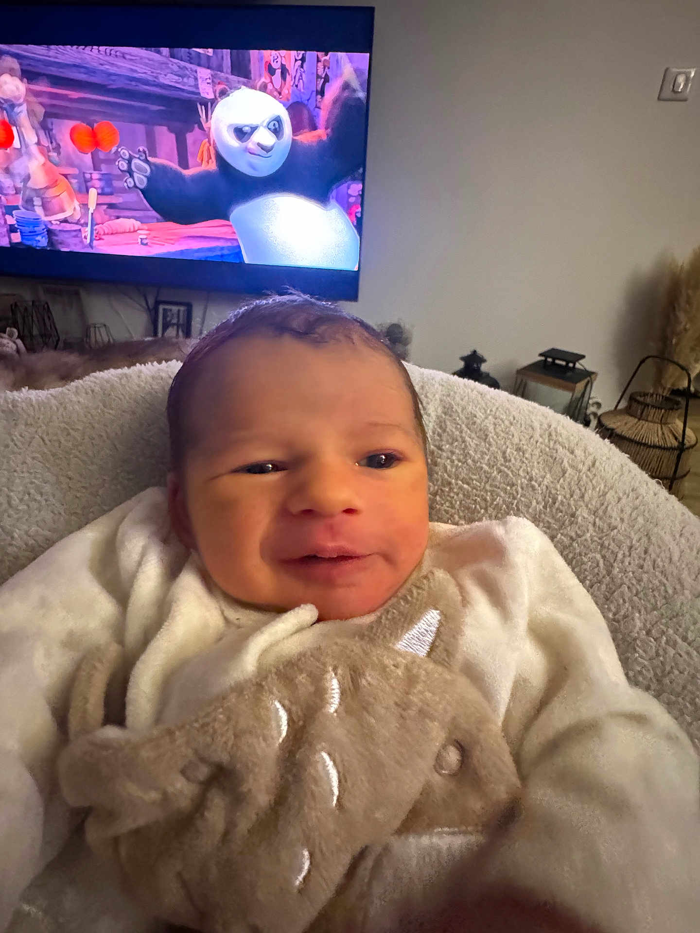 Naël a rejoint le concours — aidez-le/la à gagner de superbes lots ! baby, newborn, infant, smiling, plush_toy, stuffed_animal, blanket, tv_screen, cartoon, panda, living_room, cozy, sofa, portrait, face, home_decor, soft_toy, blanket_texture, television, evening