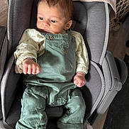 Naël participe au concours pour gagner de l'argent avec cette photo : baby, blanket, car_seat, eyes_open, fabric, face, green_overalls, indoor, infant, looking_away, newborn, onesie, overalls, portrait, seat_padding, soft_lighting, tiny_feet, tiny_hands, white_shoes, wood_floor