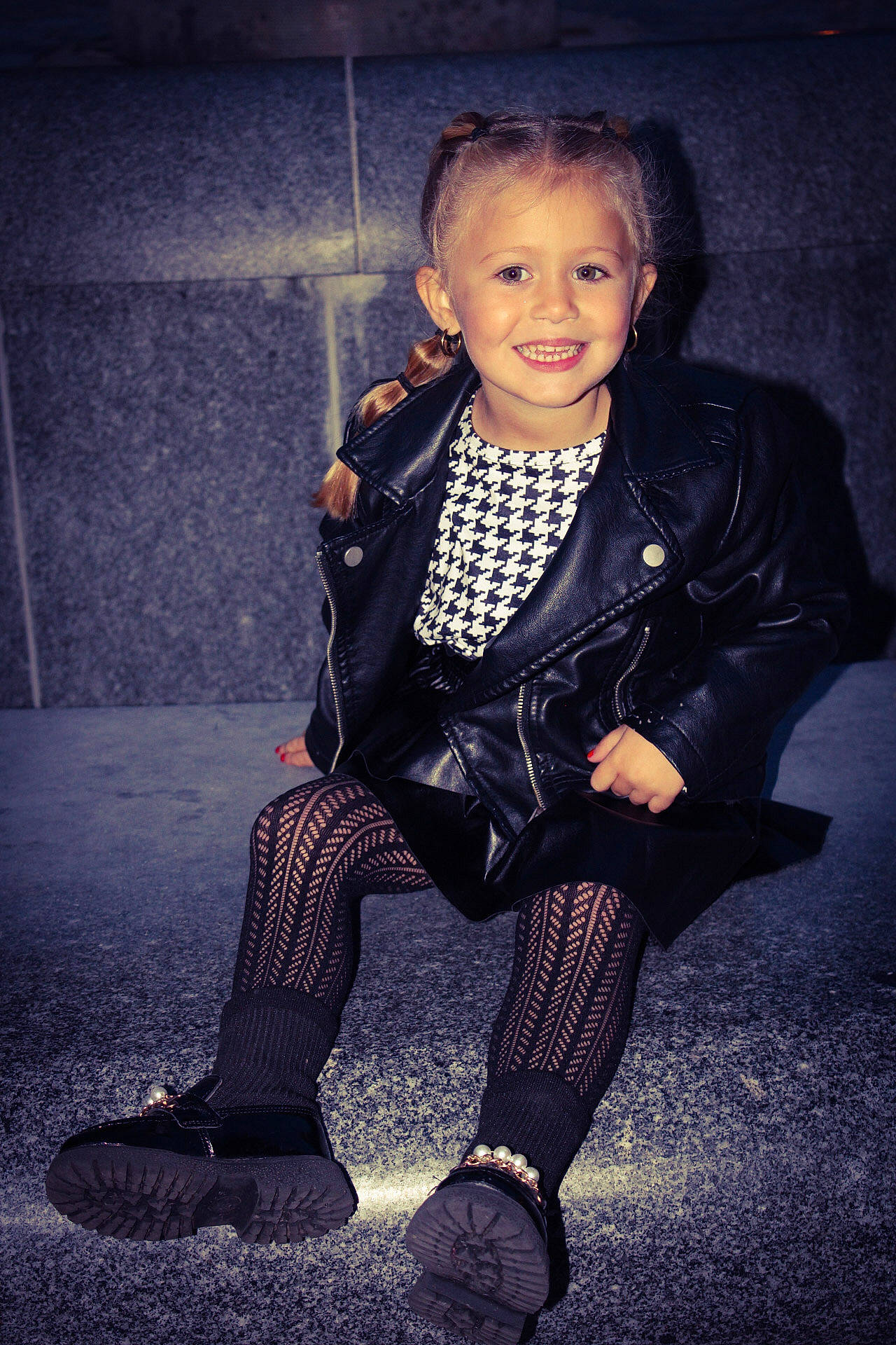 Lola a rejoint le concours — aidez-le/la à gagner de superbes lots ! black_hair, darkness, electric_blue, fashion_accessory, fashion_design, flash_photography, formal_wear, fun, human_leg, jewellery, joy, knee, lip, necklace, pattern, person, shoe, sitting, sleeve, smile